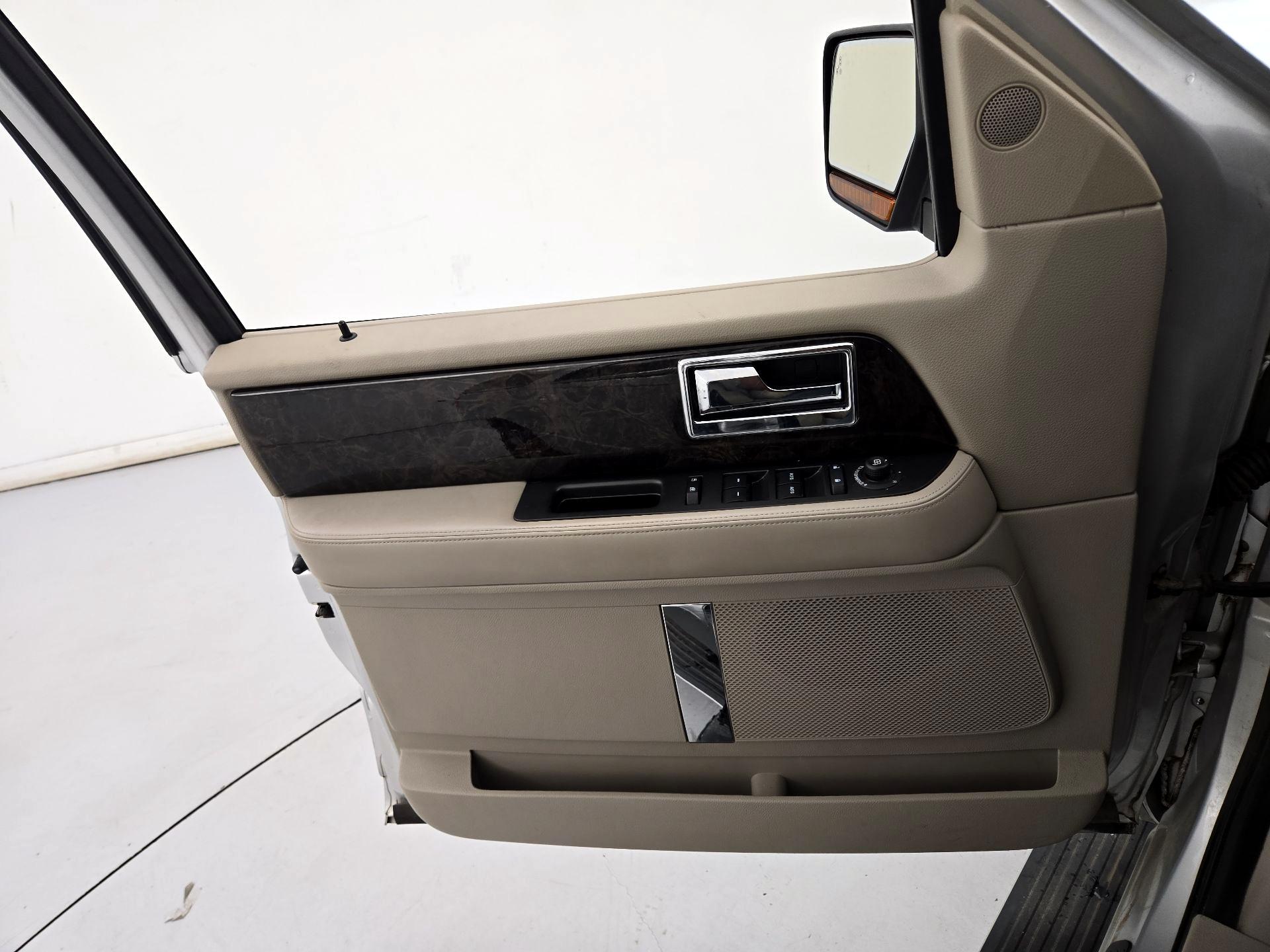 Thumbnail: 2017 Lincoln Navigator L - 12