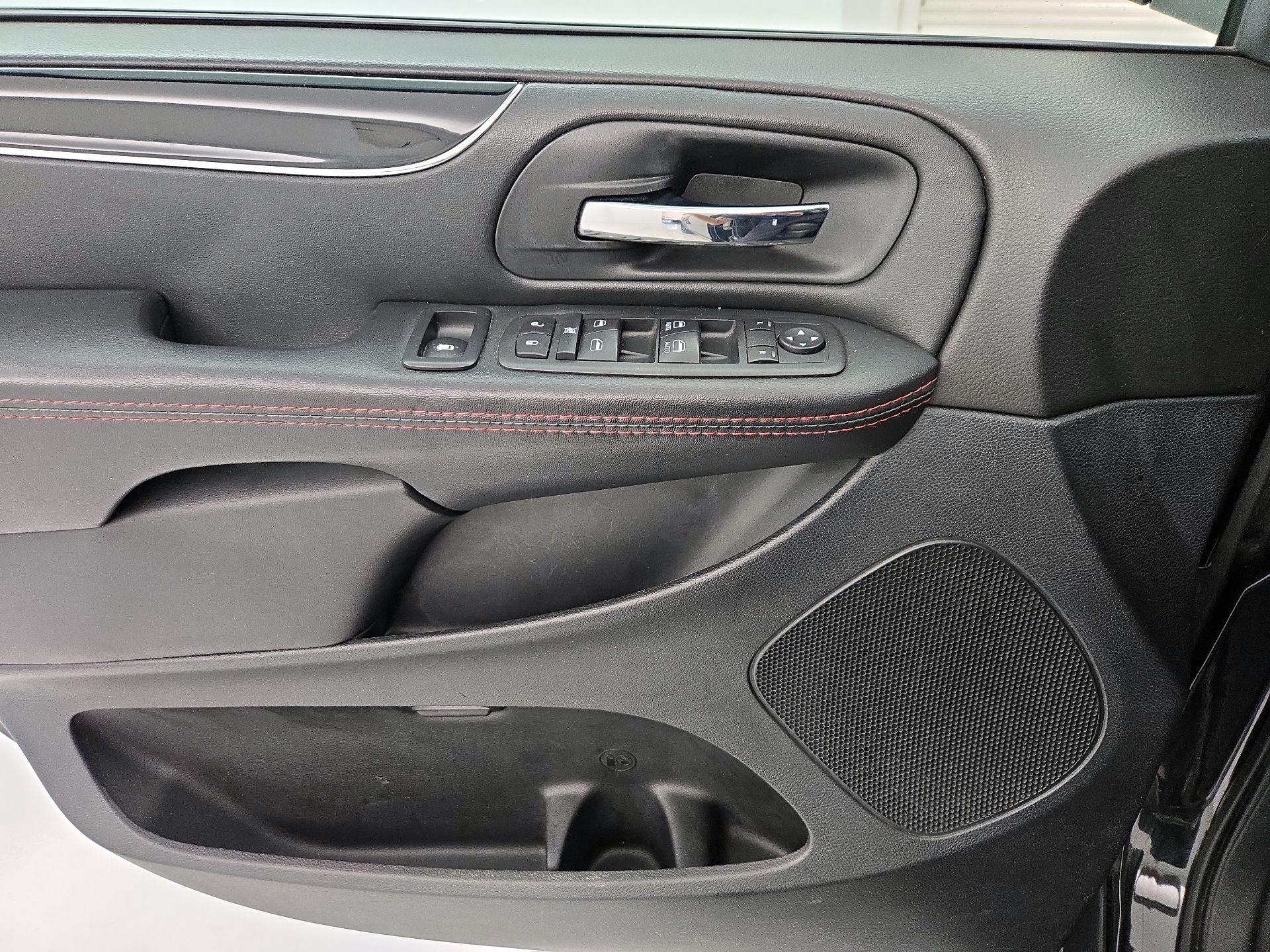Thumbnail: 2018 Dodge Grand Caravan - 12