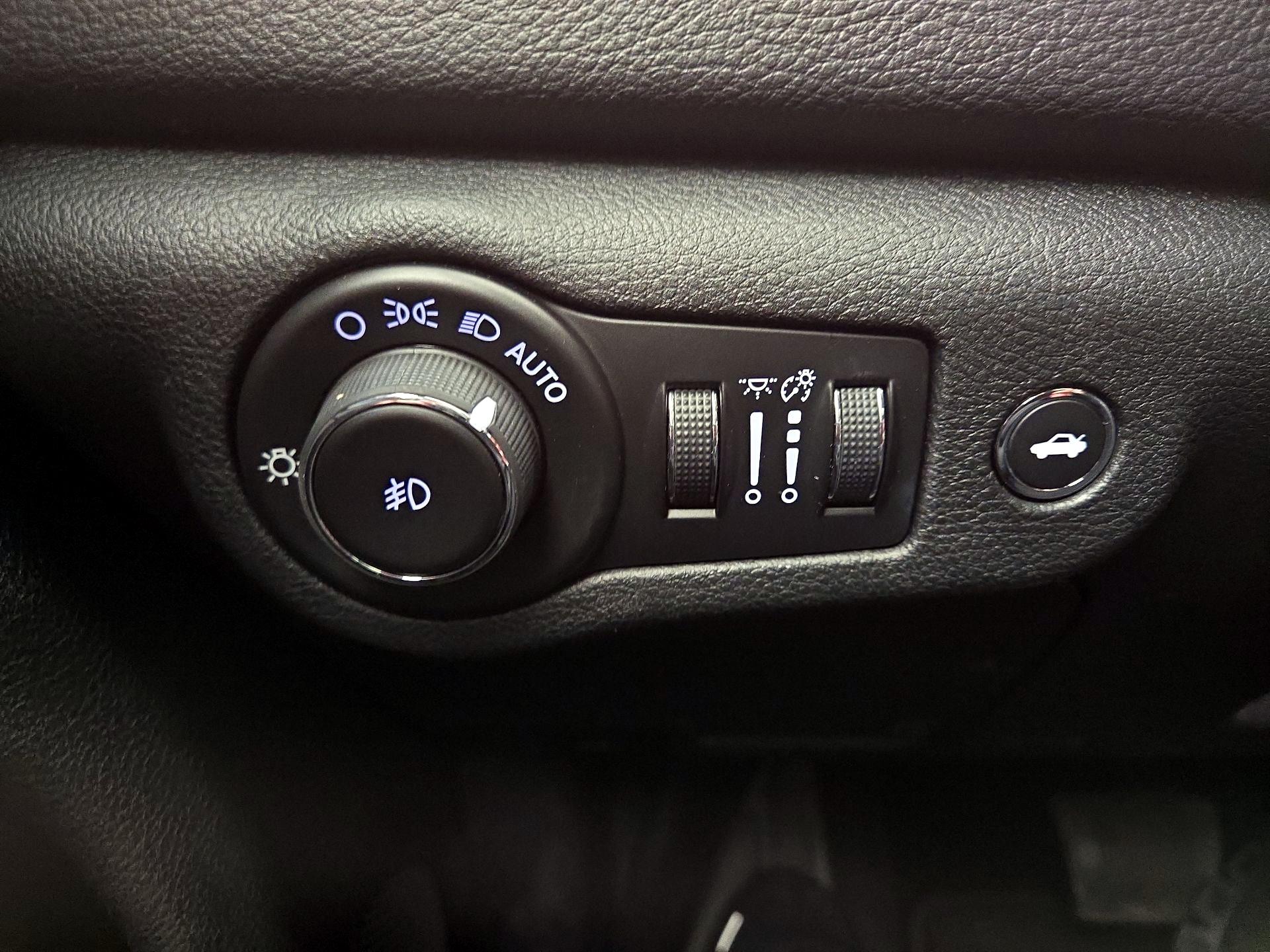 Thumbnail: 2015 Chrysler 200 - 13