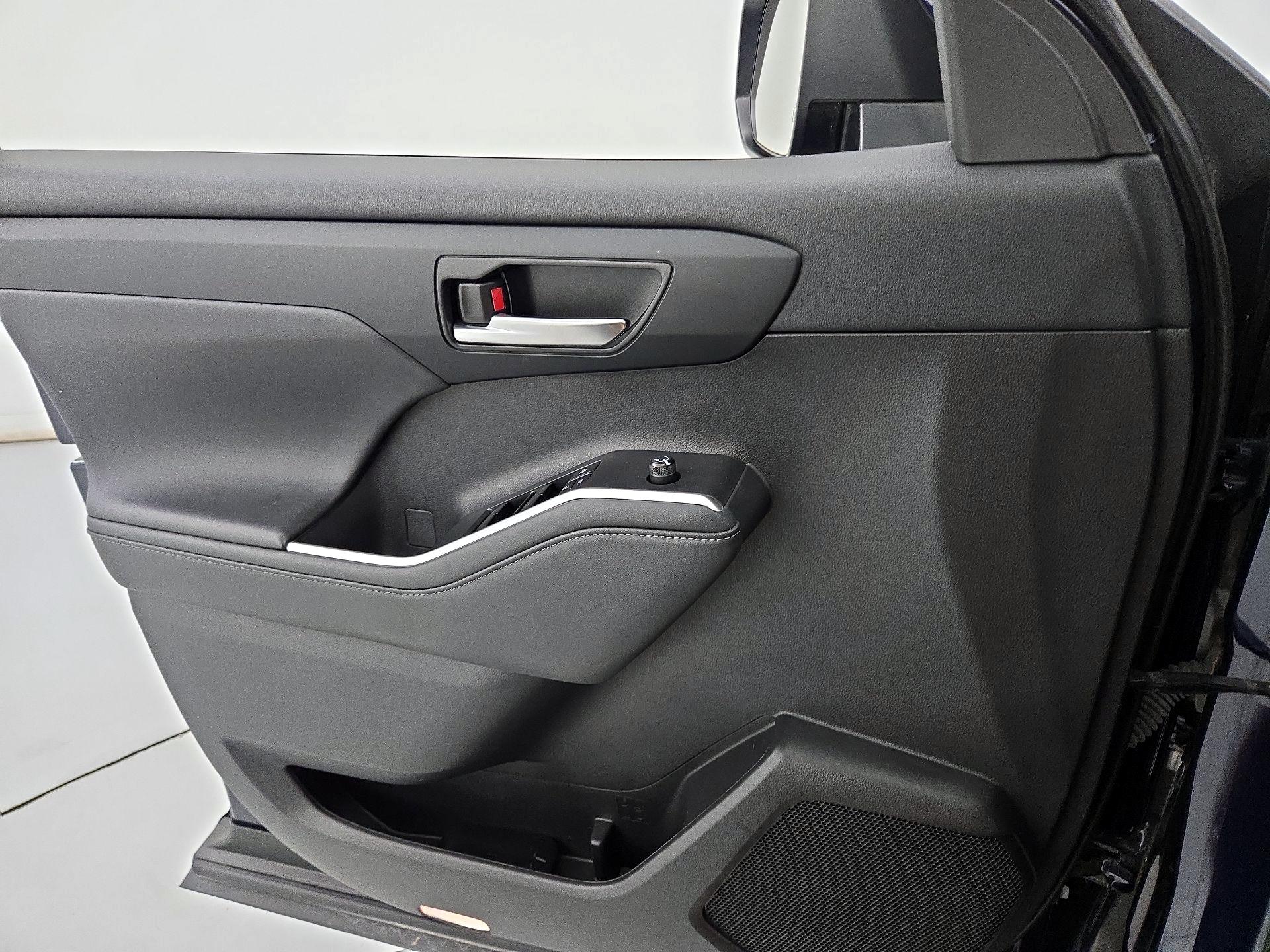 Thumbnail: 2023 Toyota Highlander - 12