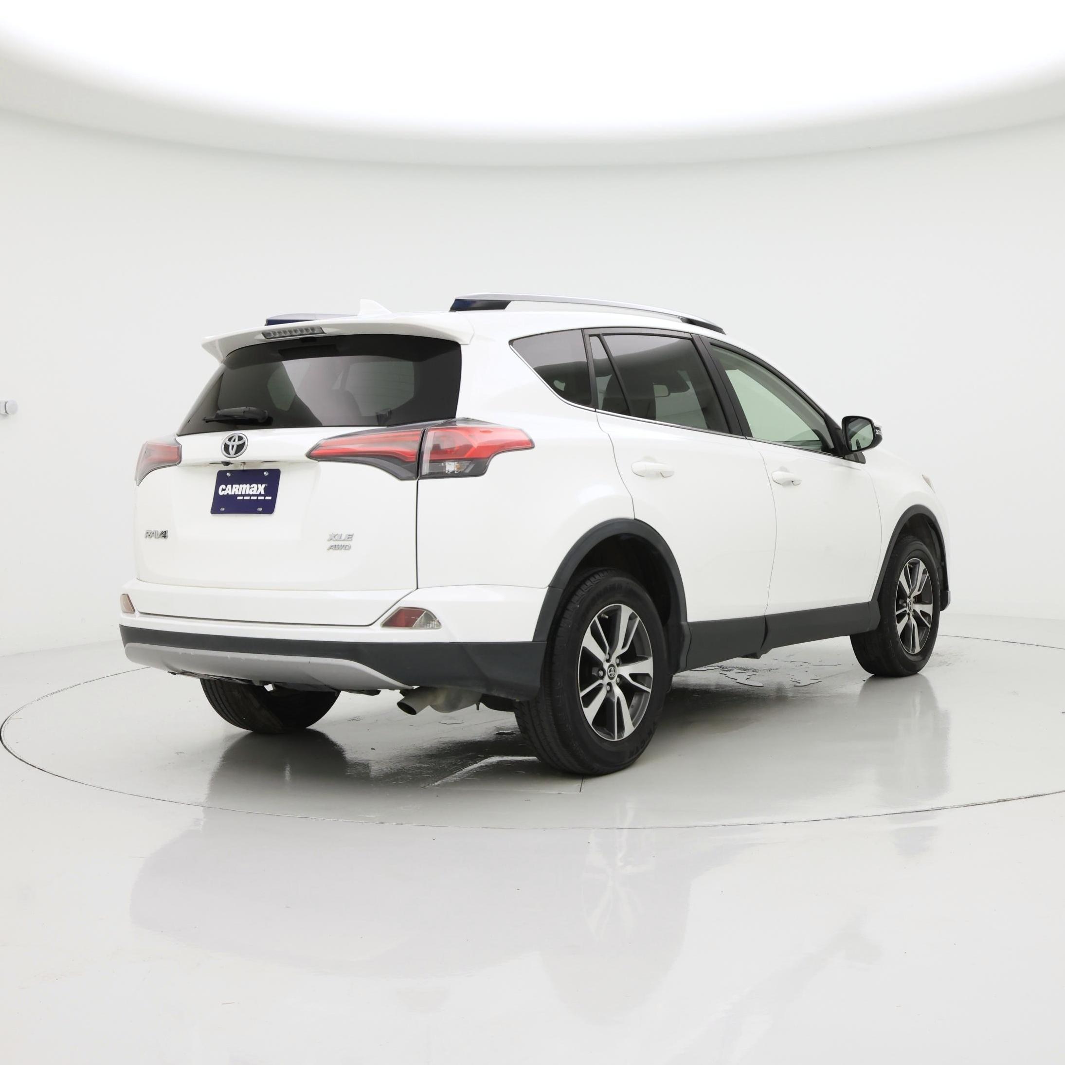 Thumbnail: 2018 Toyota RAV4 - 8