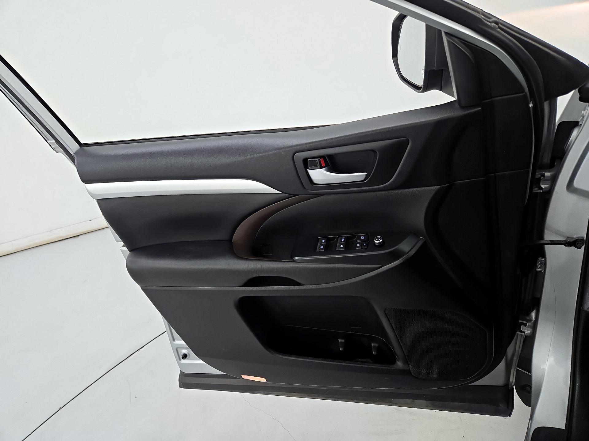 Thumbnail: 2019 Toyota Highlander - 12
