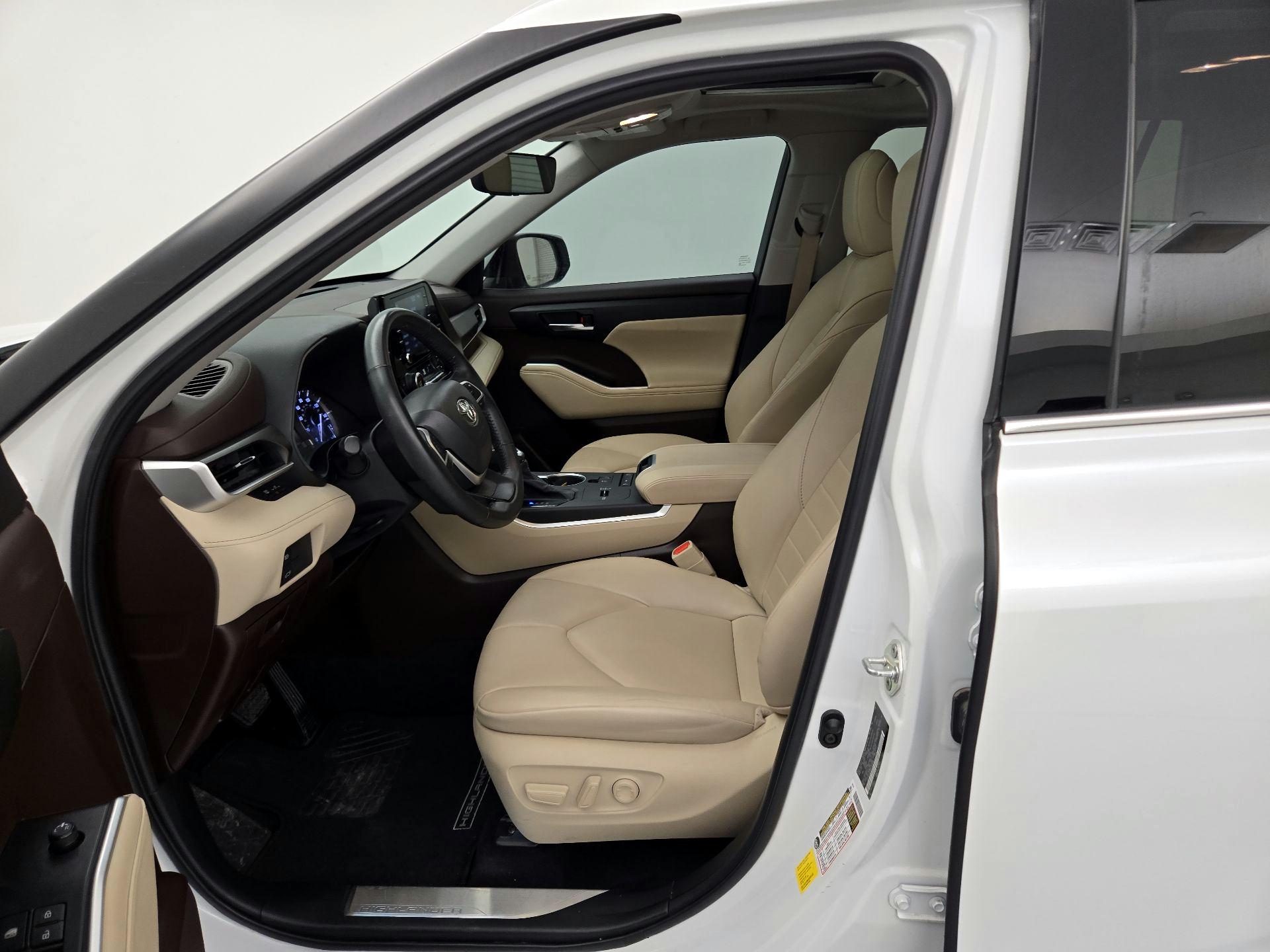 Thumbnail: 2022 Toyota Highlander - 11