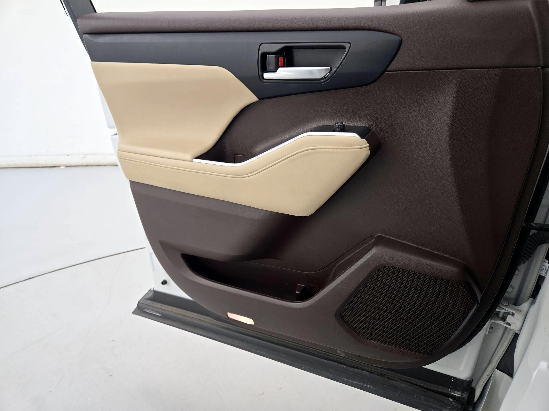 Thumbnail: 2022 Toyota Highlander - 12