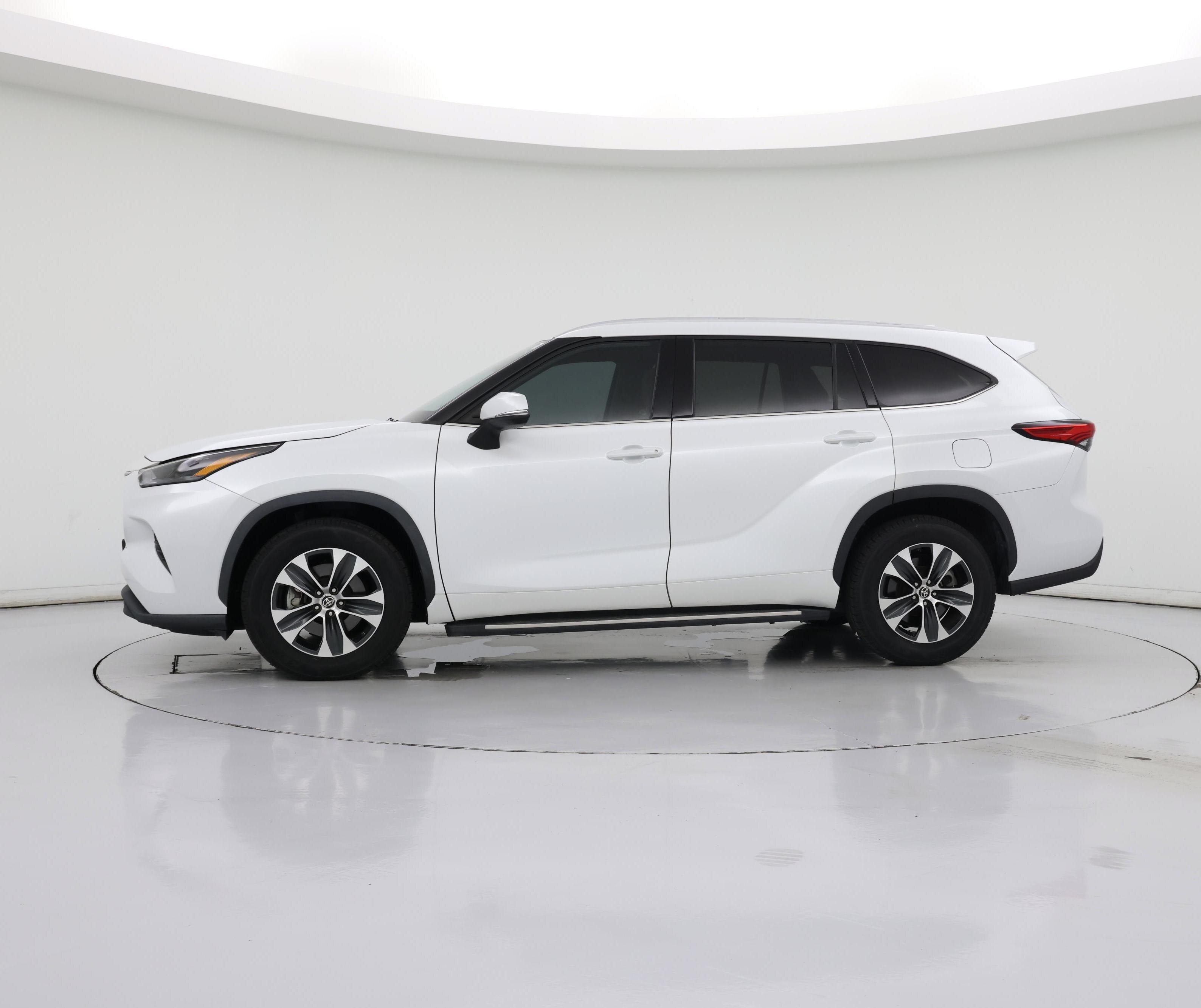 Thumbnail: 2022 Toyota Highlander - 3
