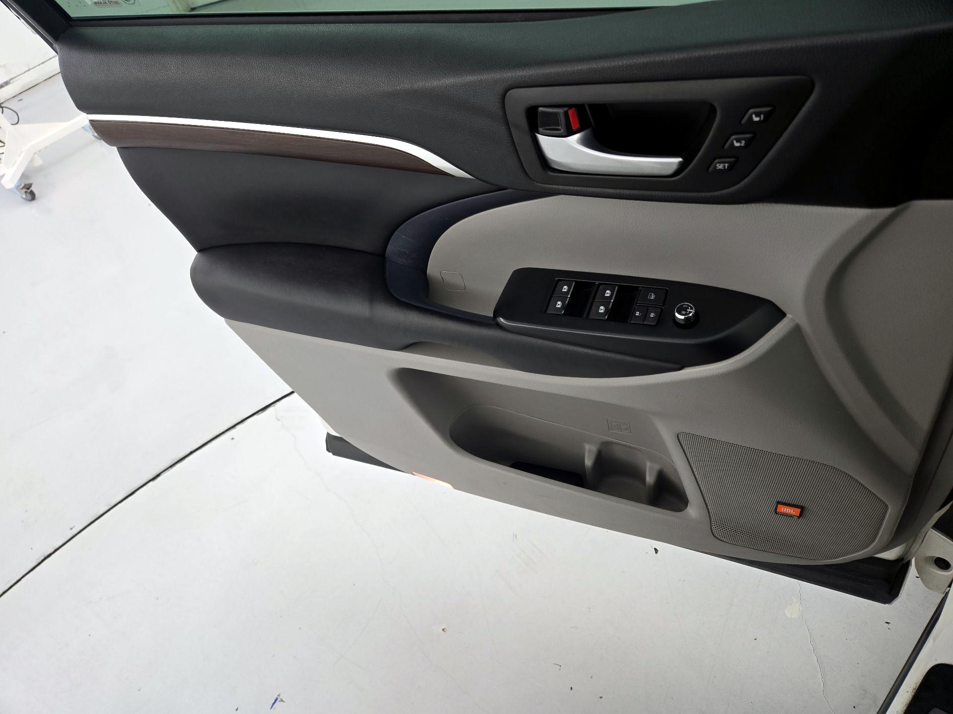 Thumbnail: 2016 Toyota Highlander - 12