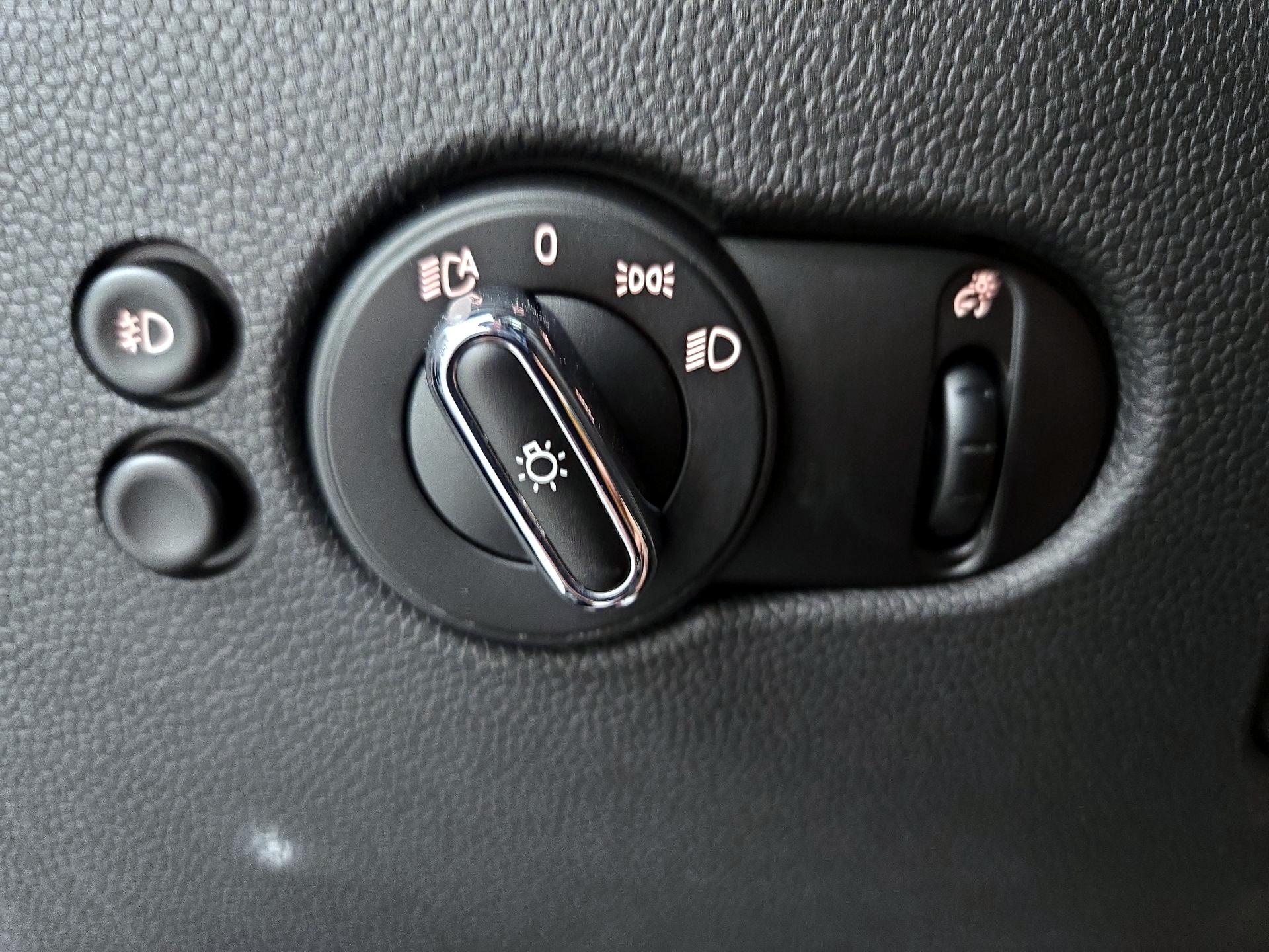 Thumbnail: 2015 MINI Cooper Hardtop - 13