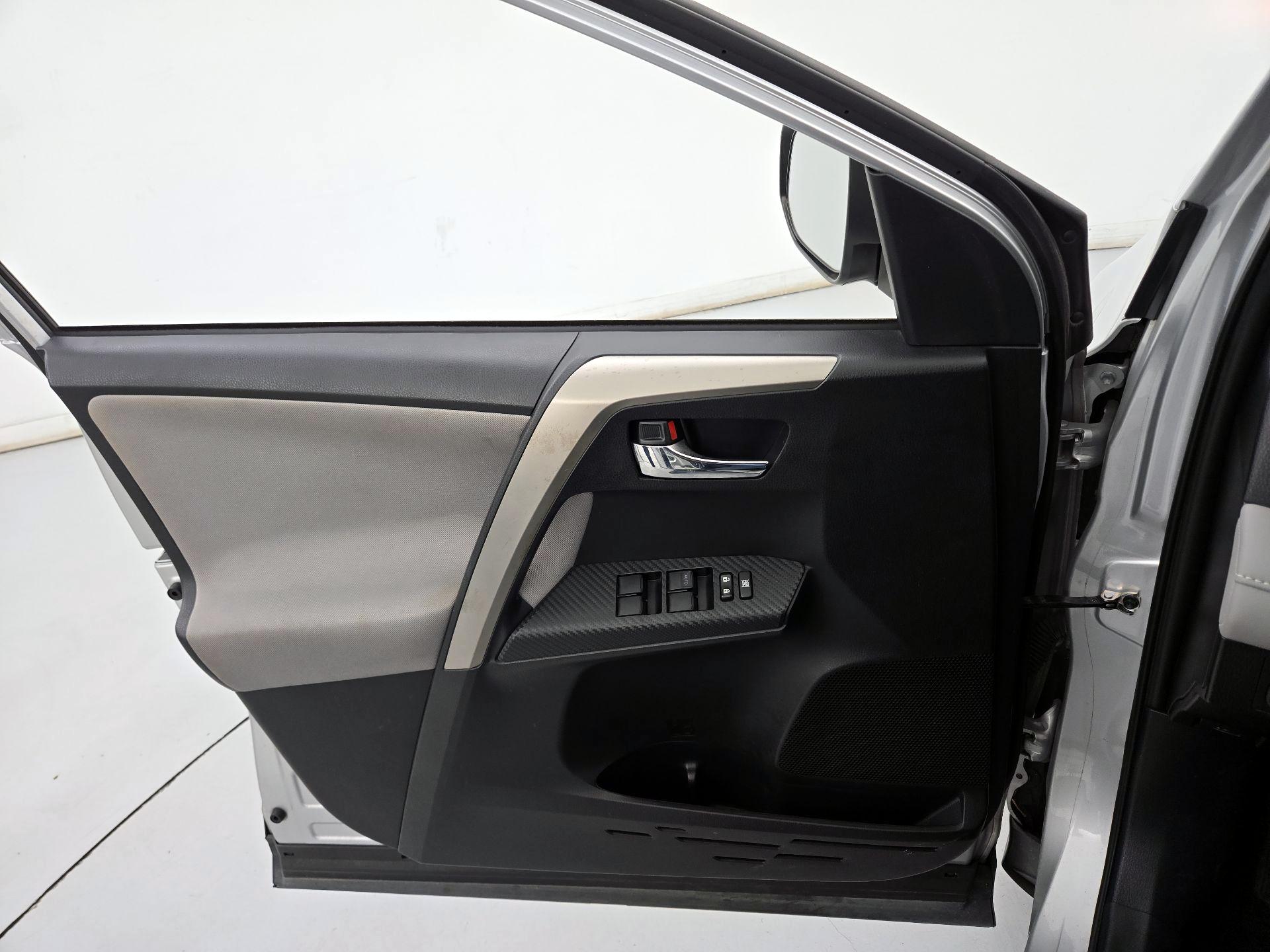 Thumbnail: 2015 Toyota RAV4 - 12