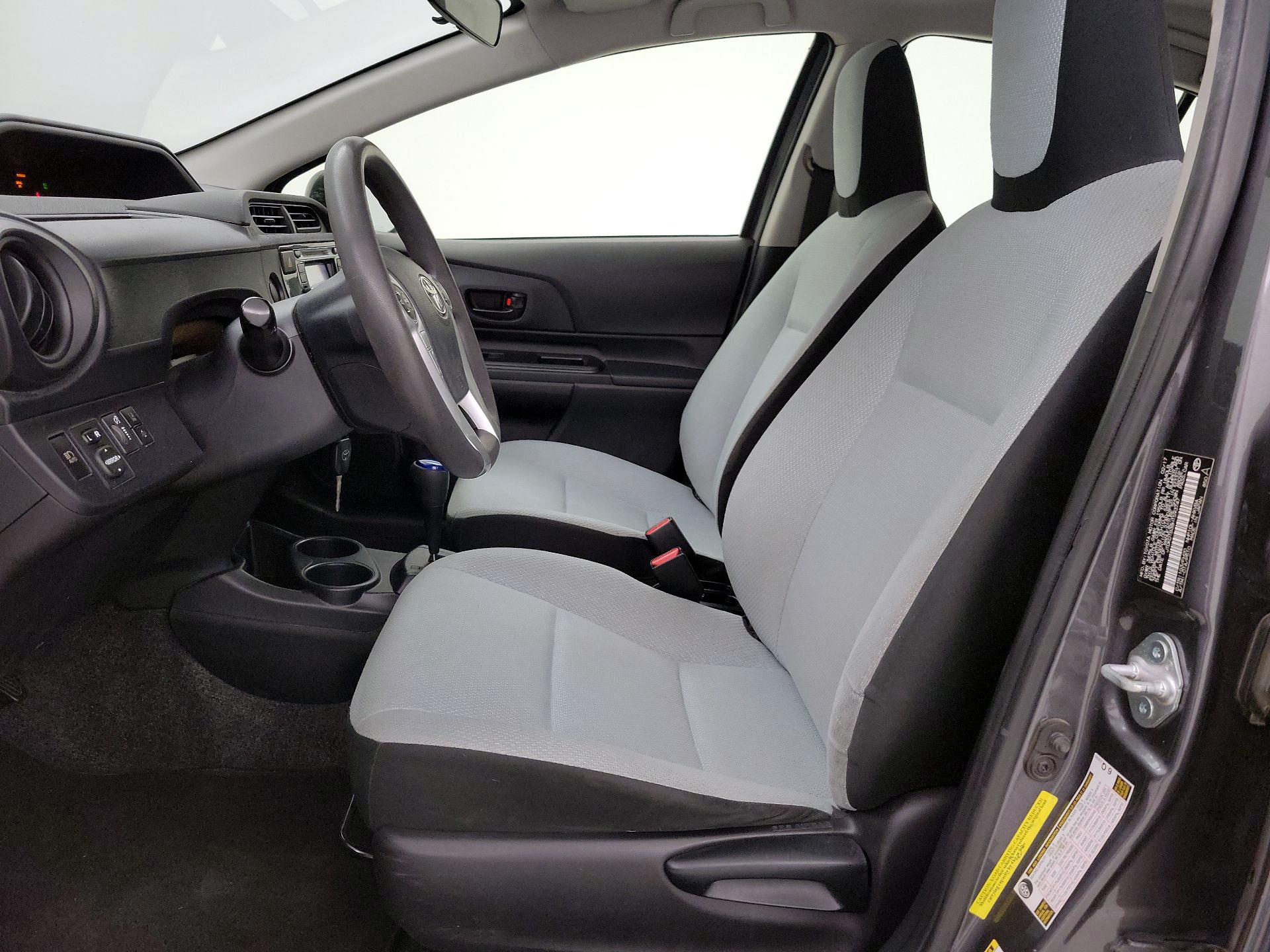 Thumbnail: 2017 Toyota Prius c - 11