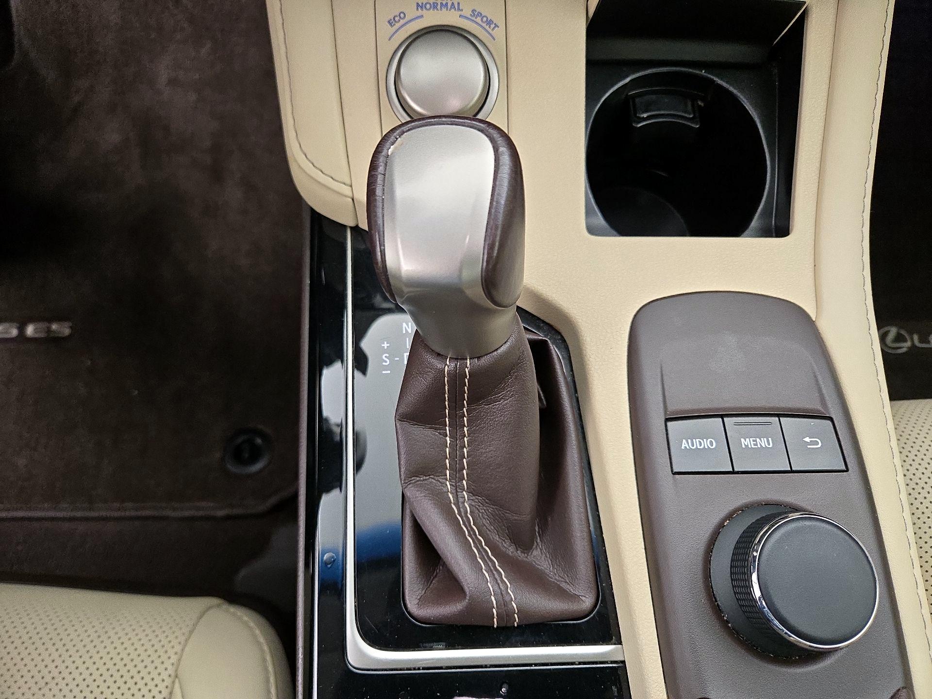 Thumbnail: 2016 Lexus ES - 17