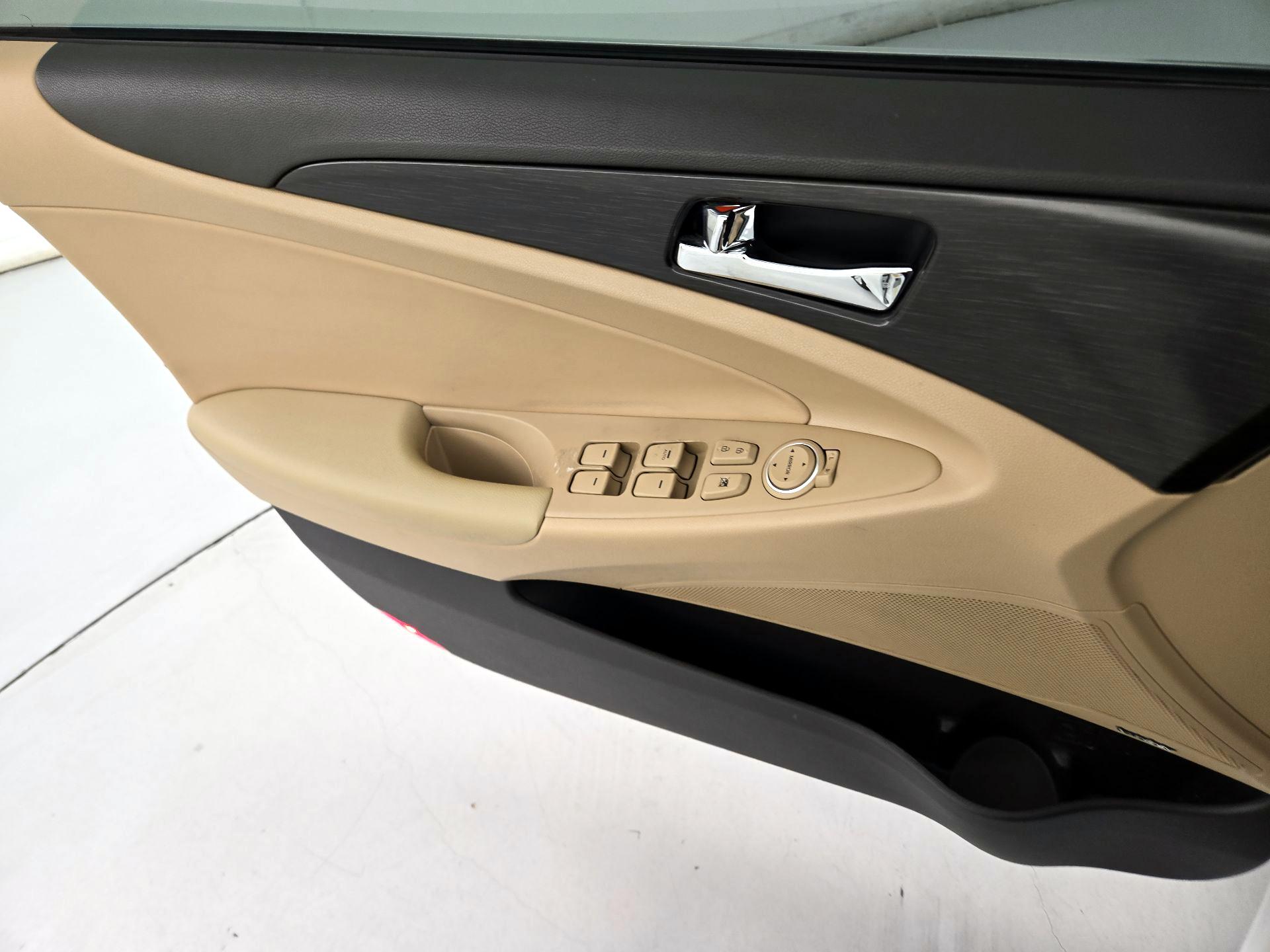 Thumbnail: 2013 Hyundai Sonata - 12