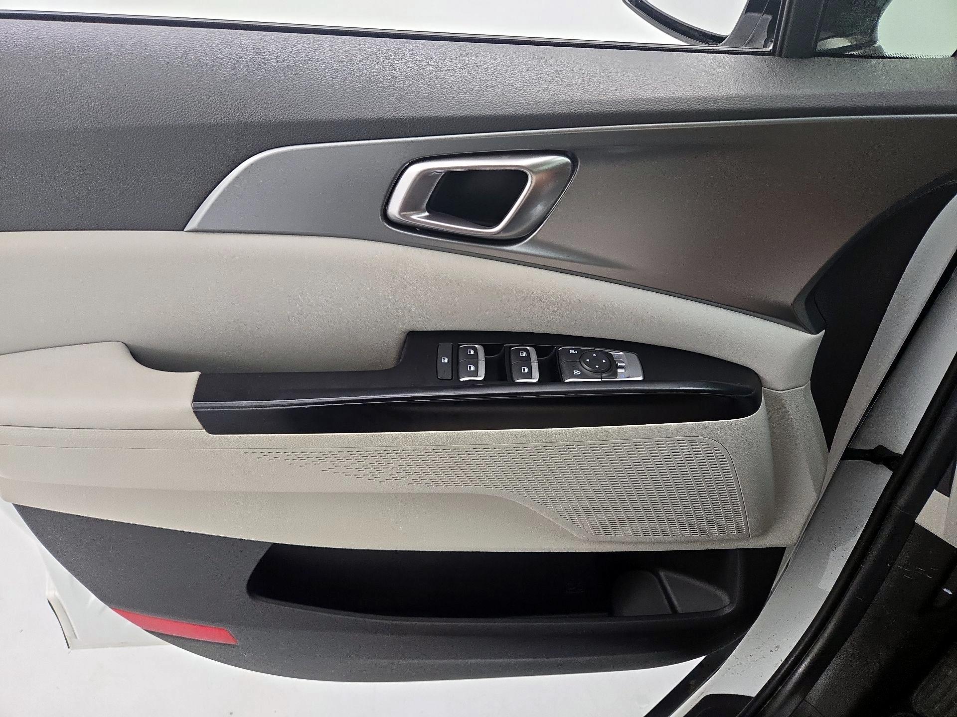 Thumbnail: 2022 Kia Carnival - 12