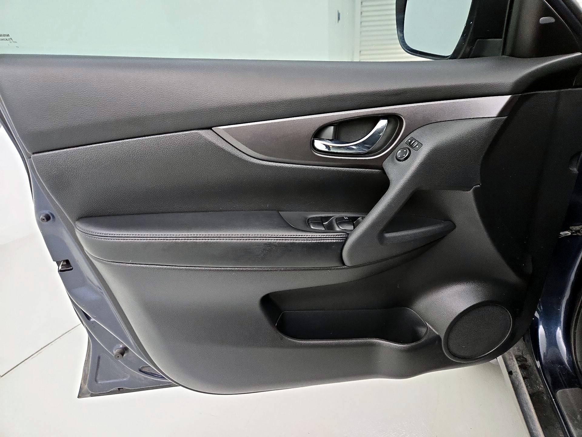 Thumbnail: 2016 Nissan Rogue - 12