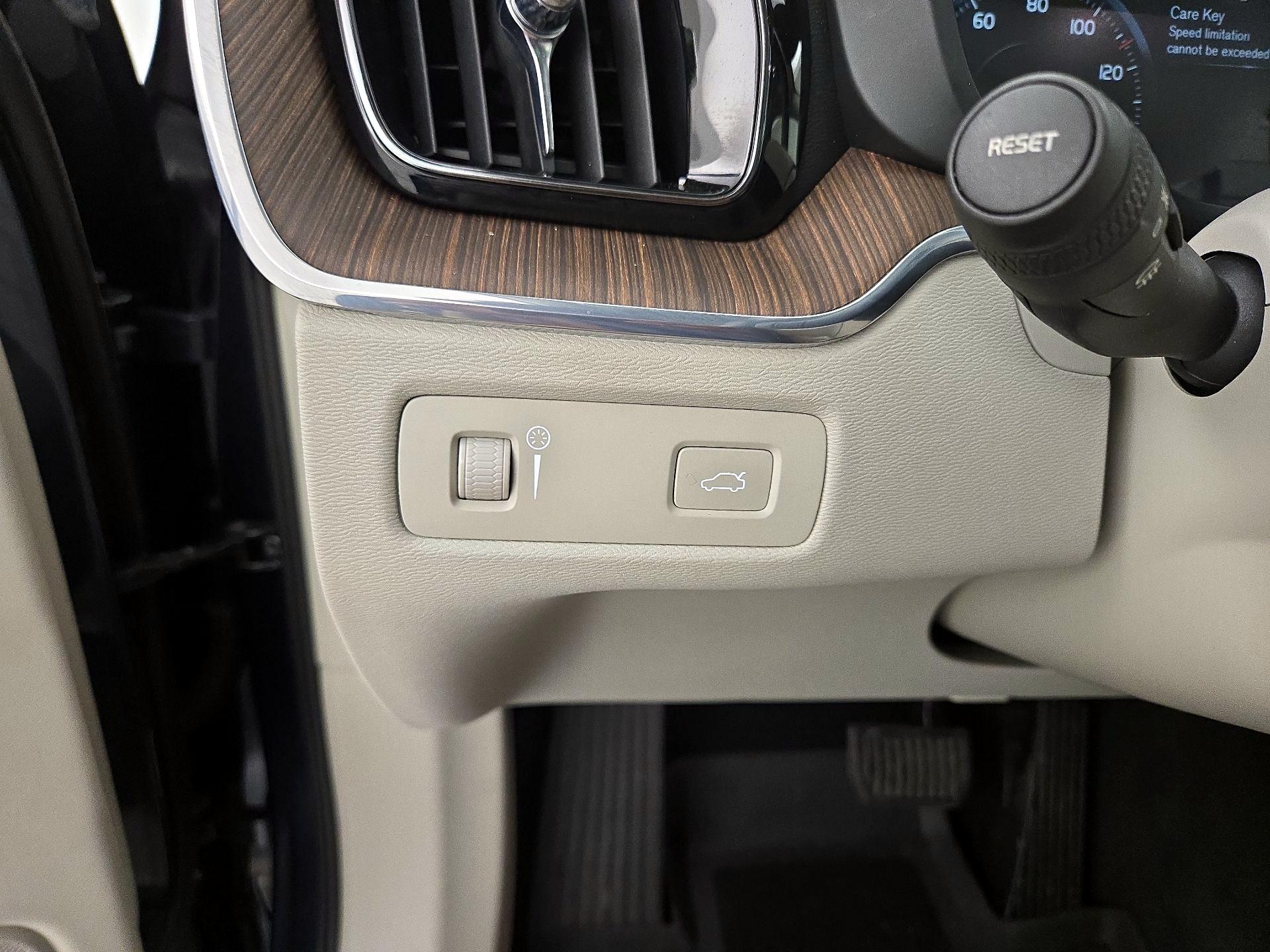 Thumbnail: 2021 Volvo XC60 - 13