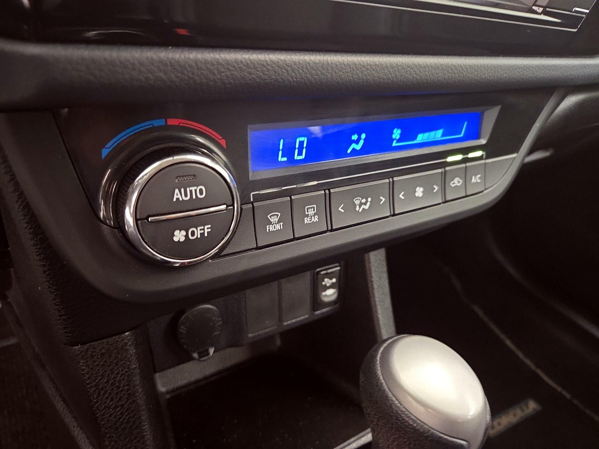 Thumbnail: 2015 Toyota Corolla - 16
