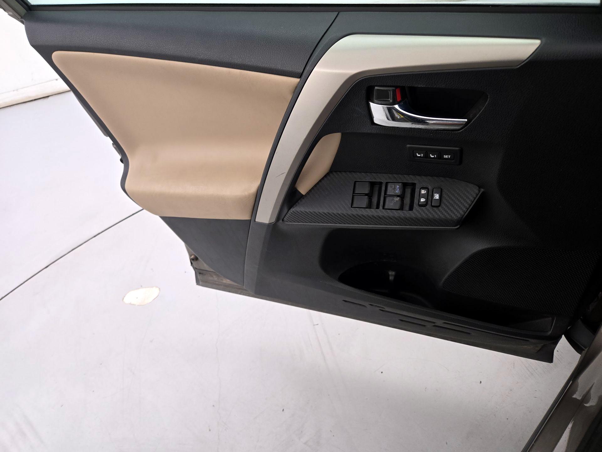 Thumbnail: 2015 Toyota RAV4 - 12
