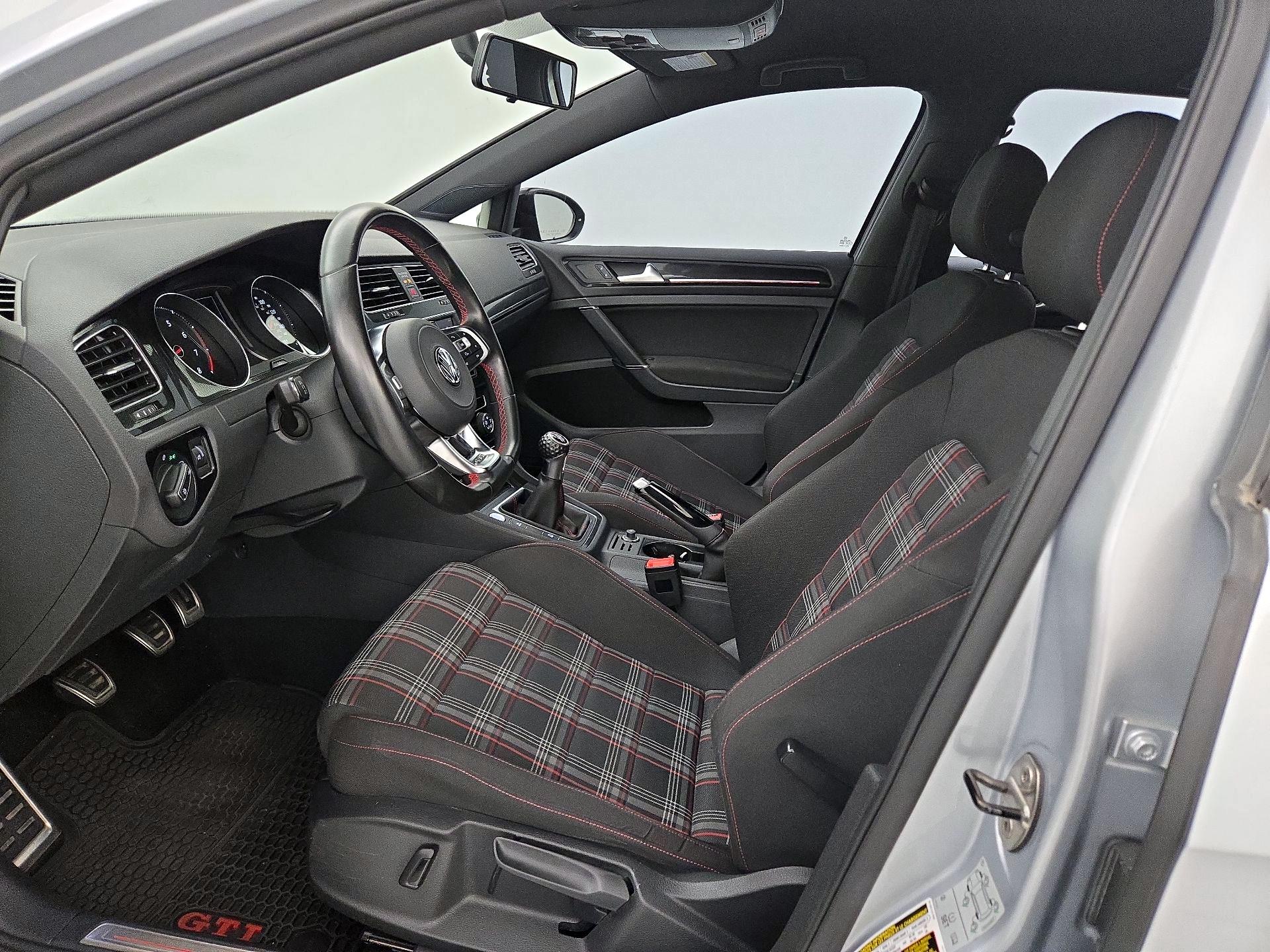 Thumbnail: 2017 Volkswagen Golf - 11