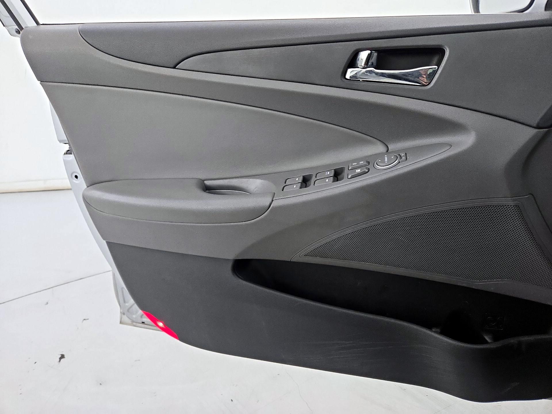 Thumbnail: 2013 Hyundai Sonata - 12