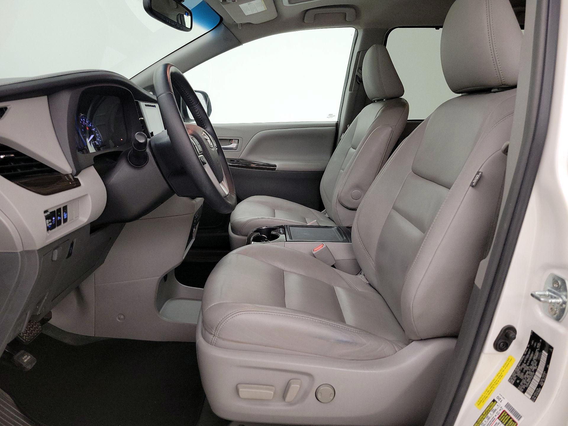 Thumbnail: 2015 Toyota Sienna - 11