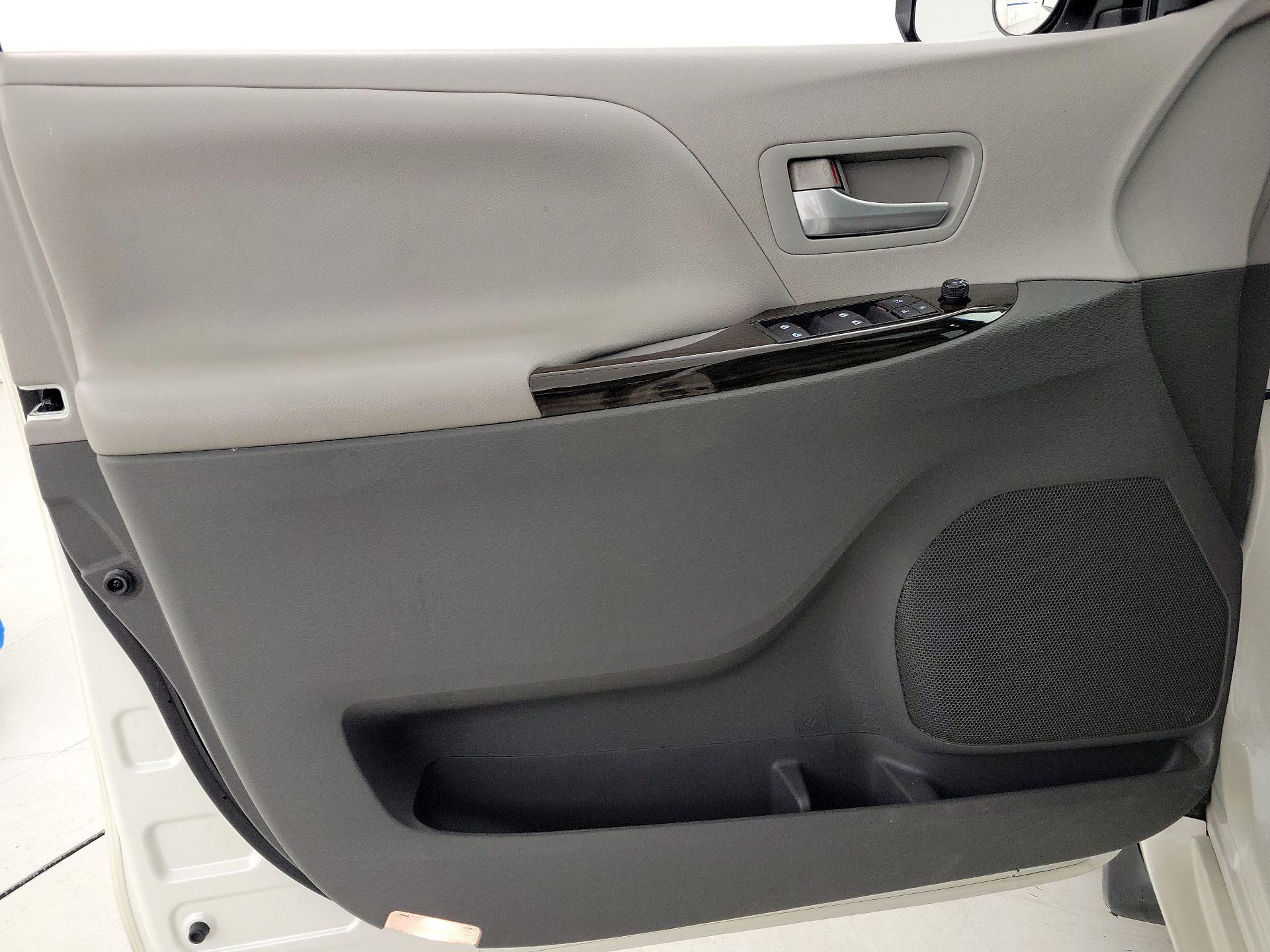 Thumbnail: 2015 Toyota Sienna - 12