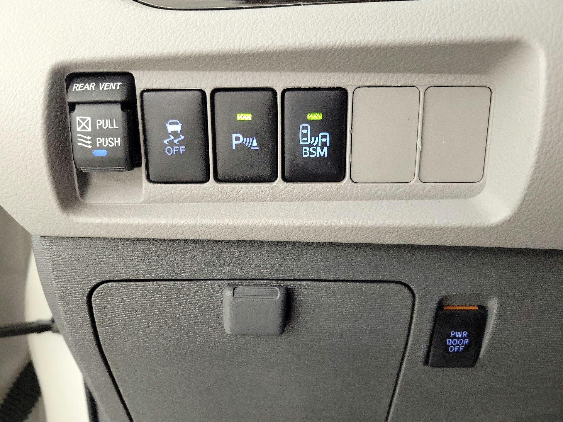 Thumbnail: 2015 Toyota Sienna - 13