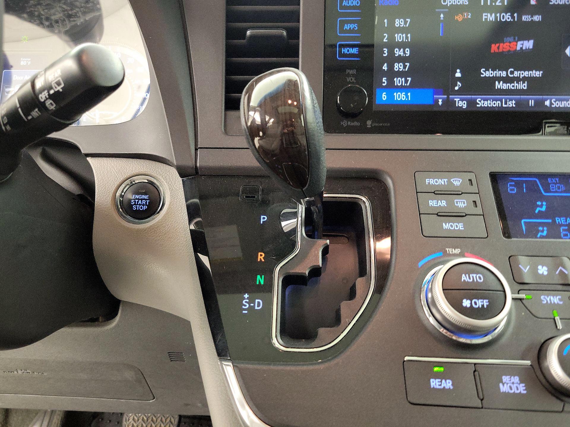 Thumbnail: 2015 Toyota Sienna - 18