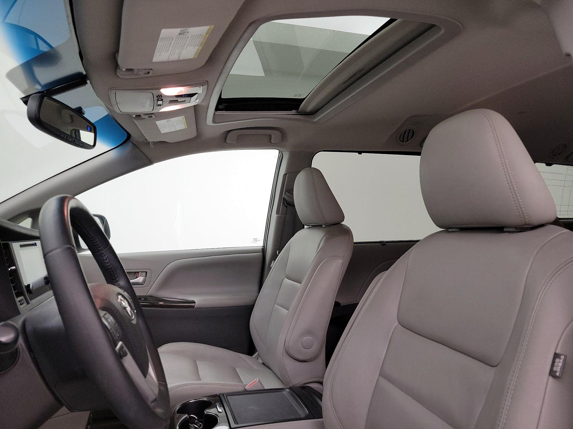 Thumbnail: 2015 Toyota Sienna - 19