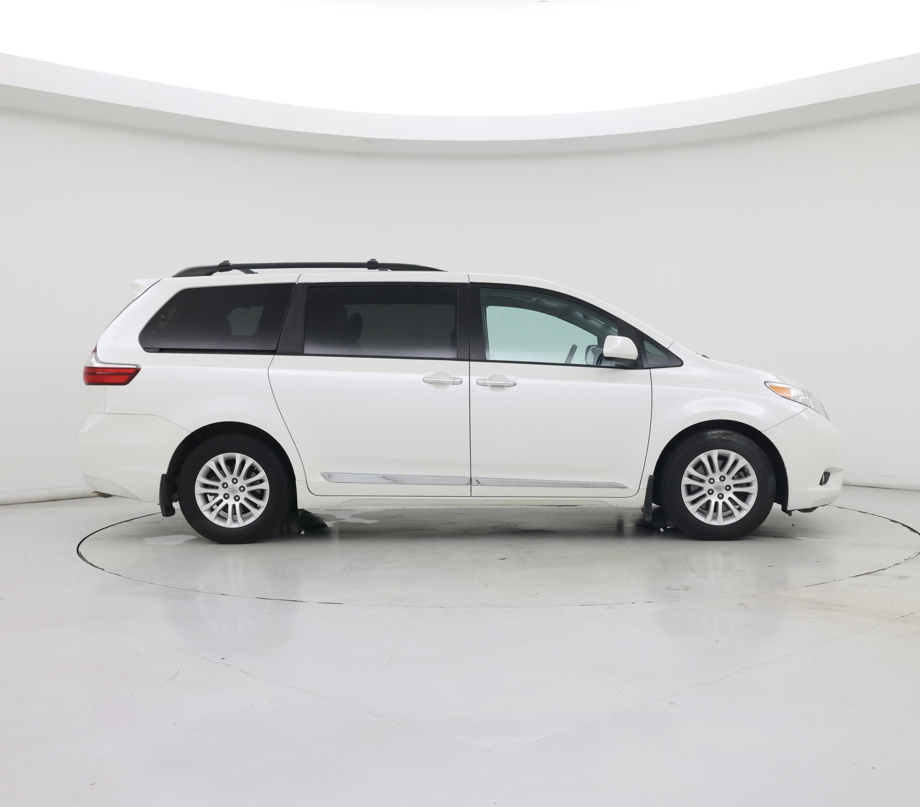 Thumbnail: 2015 Toyota Sienna - 7