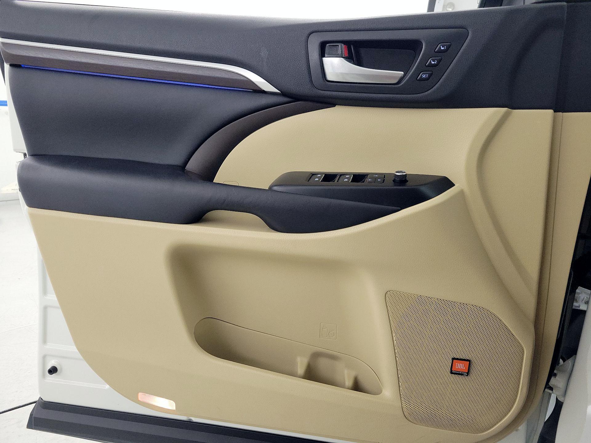 Thumbnail: 2016 Toyota Highlander - 12