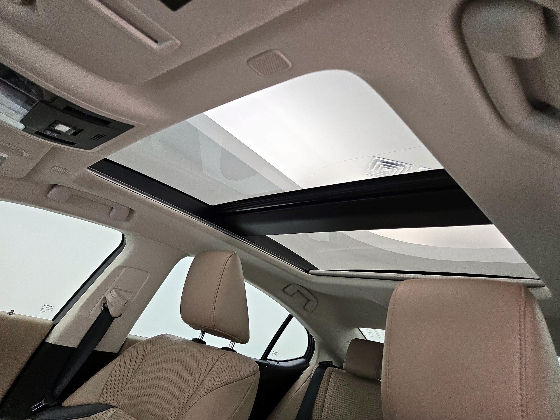 Thumbnail: 2019 Lexus ES - 20