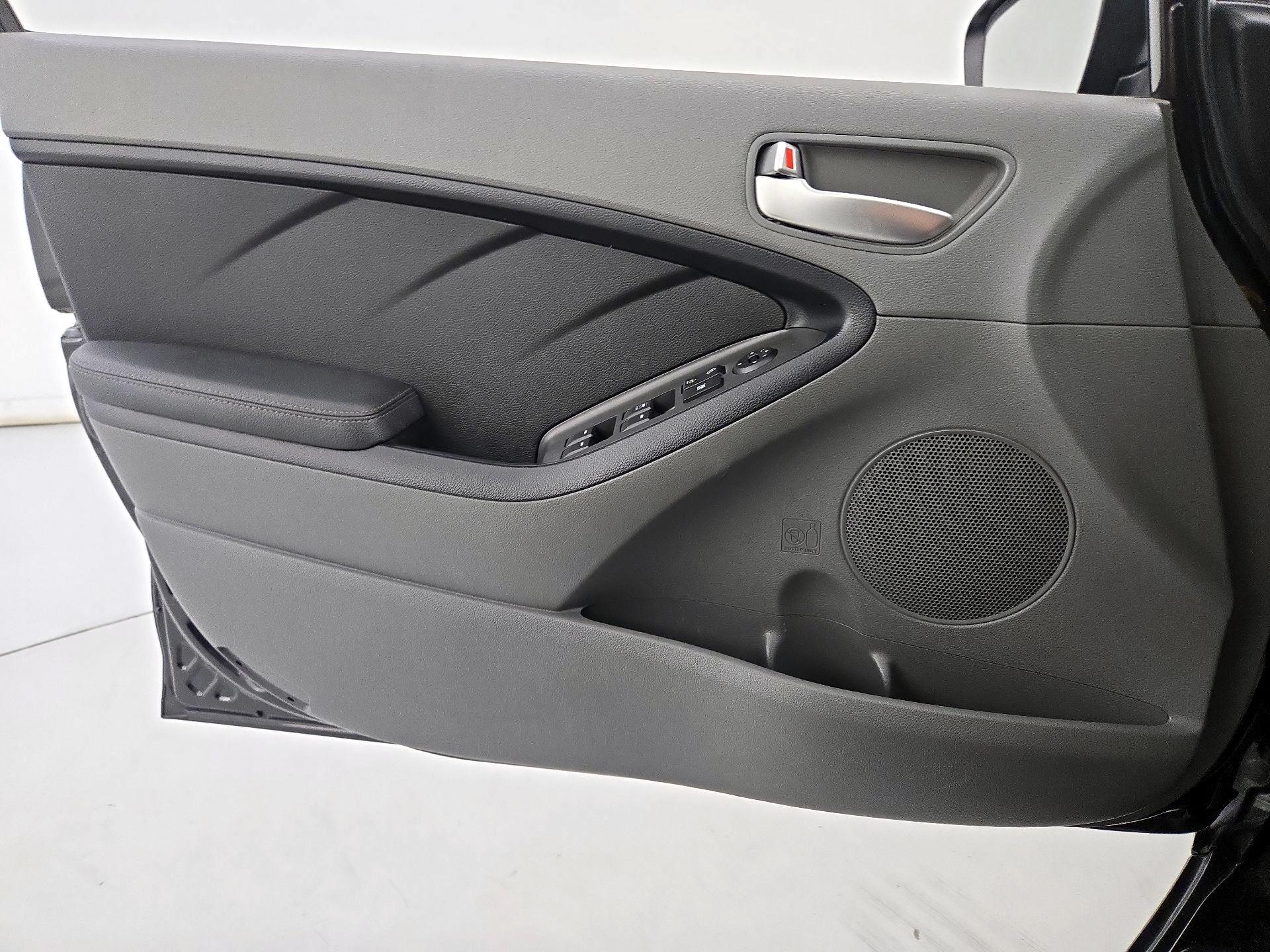Thumbnail: 2017 Kia Forte - 12