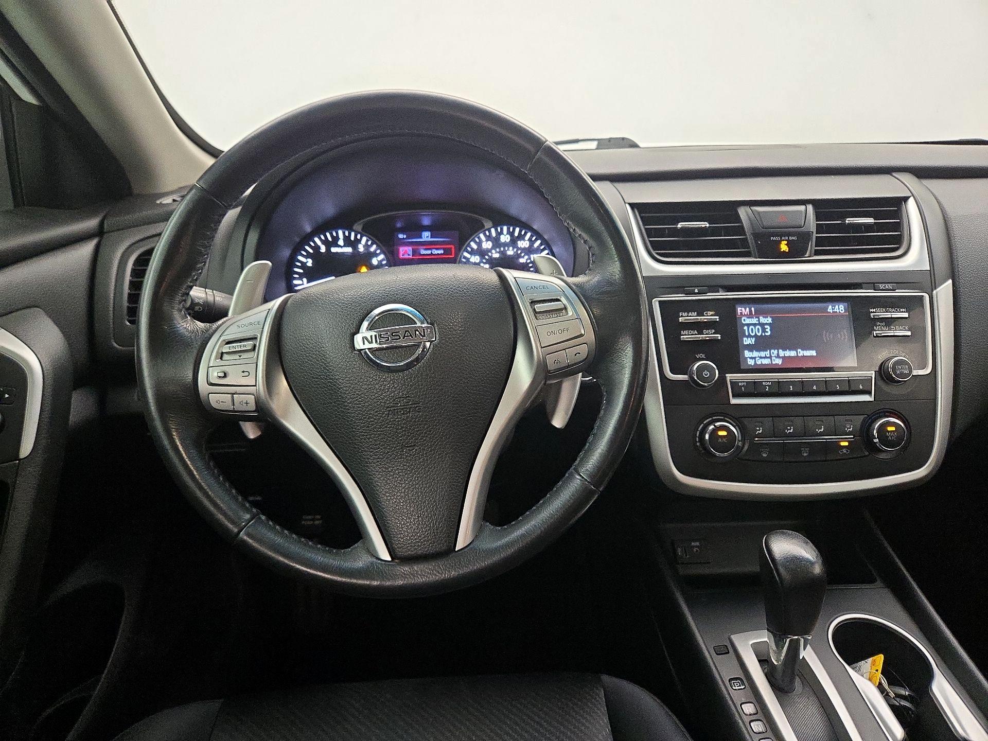 Thumbnail: 2017 Nissan Altima - 10