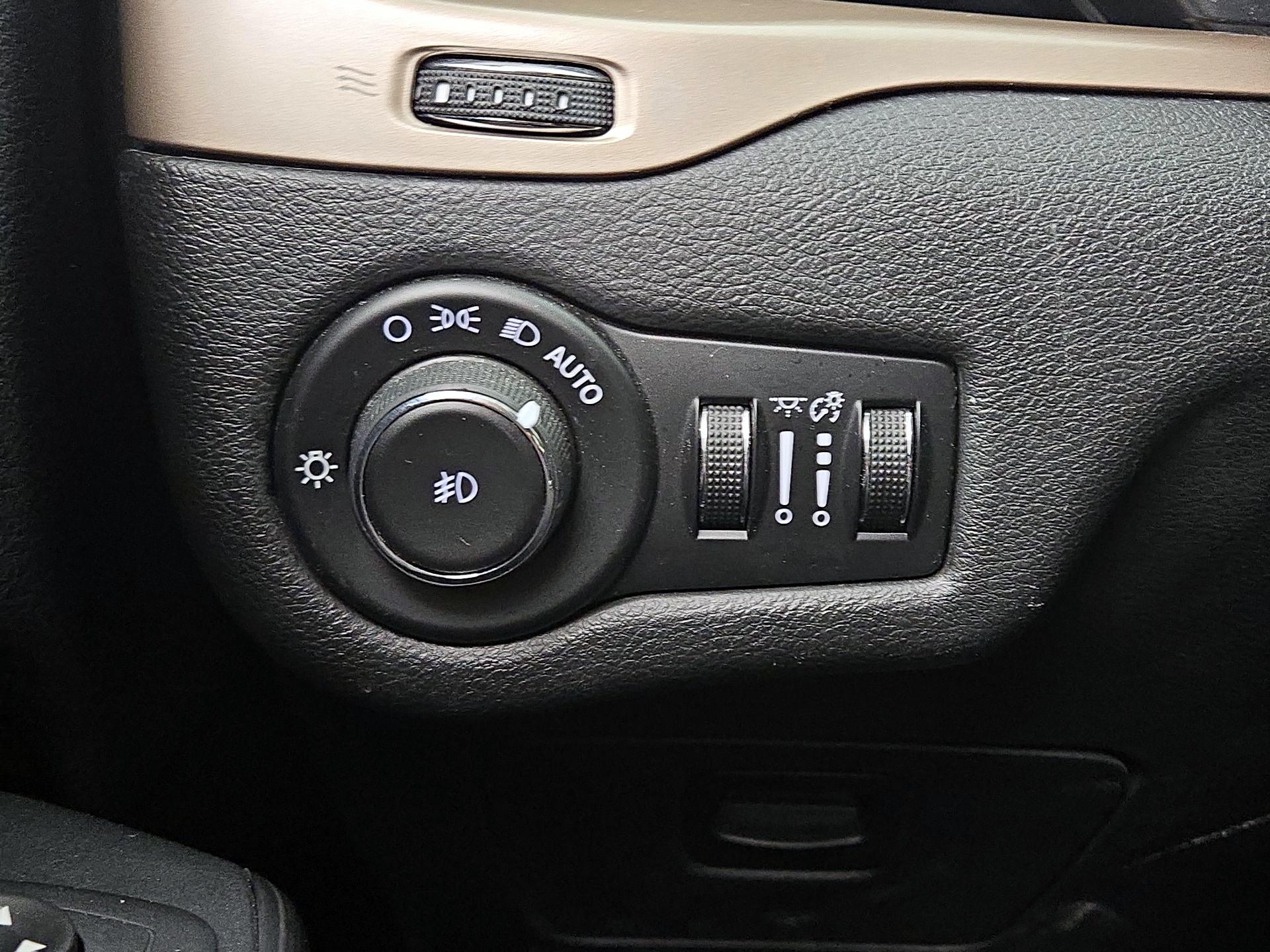 Thumbnail: 2015 Jeep Cherokee - 13