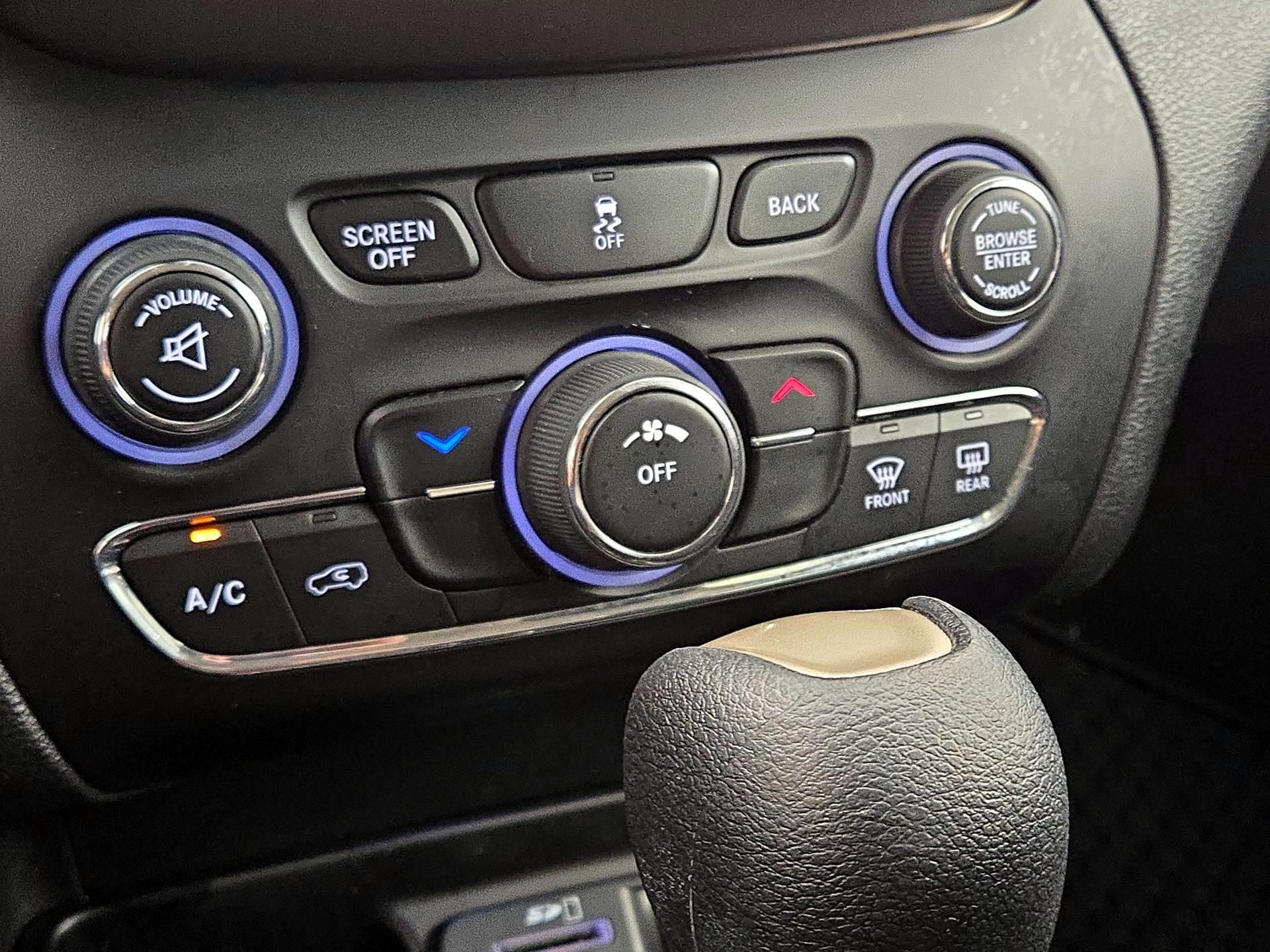 Thumbnail: 2015 Jeep Cherokee - 16
