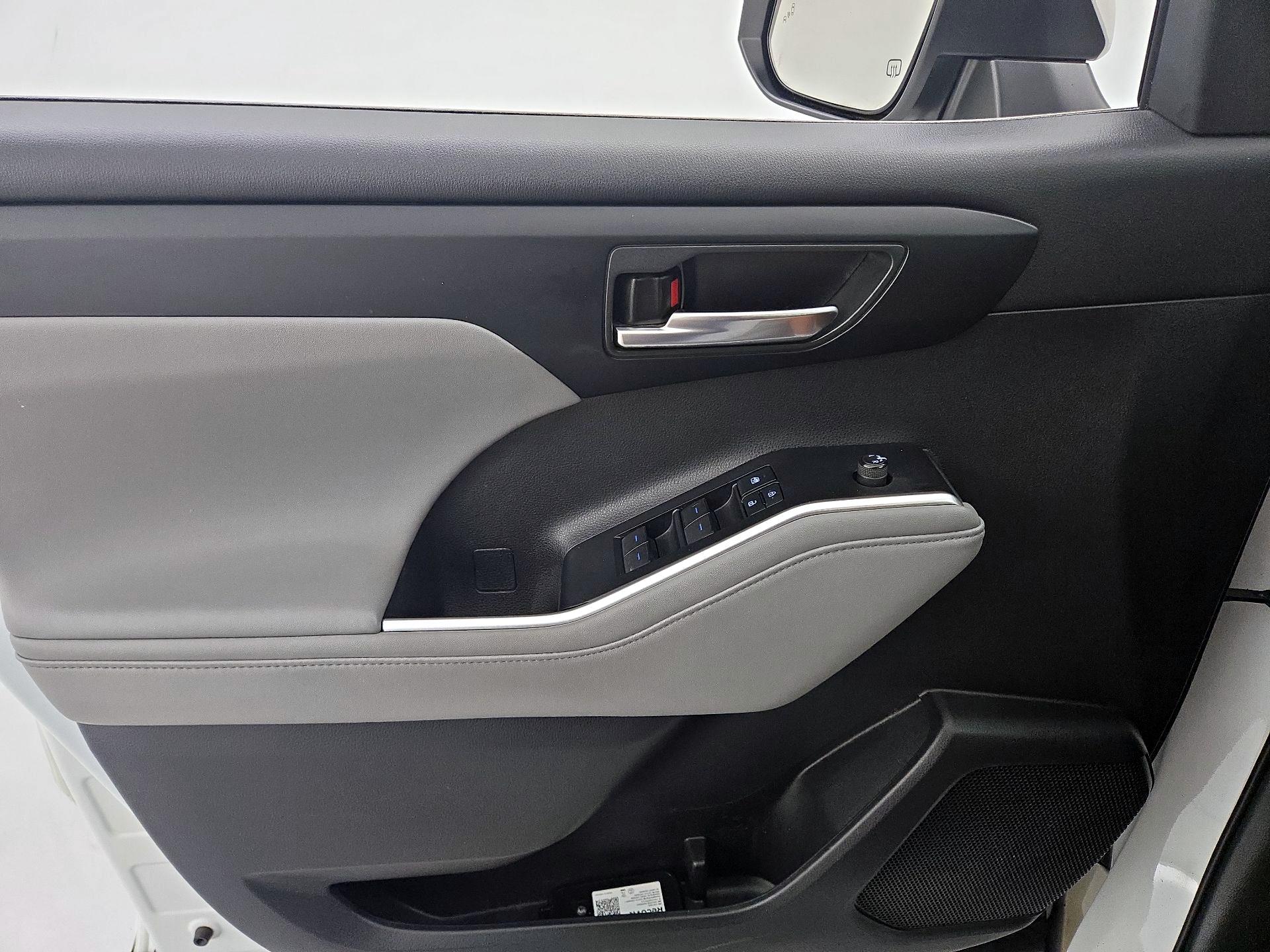 Thumbnail: 2020 Toyota Highlander - 12