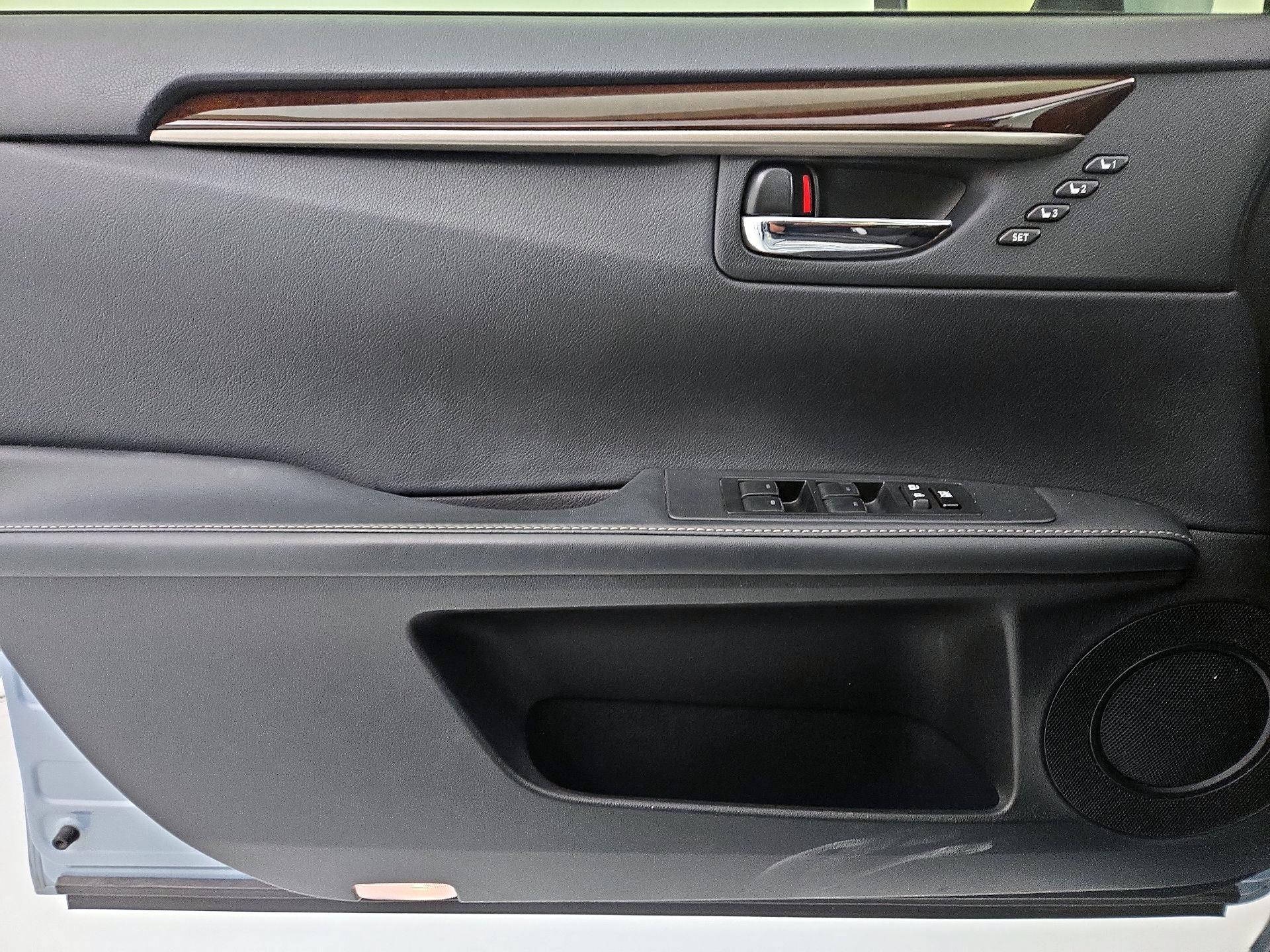 Thumbnail: 2013 Lexus ES - 12