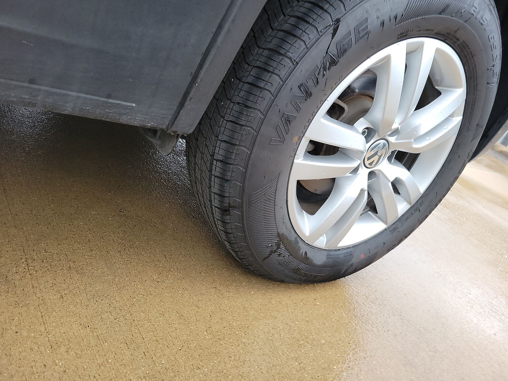 Thumbnail: 2017 Volkswagen Tiguan - 9