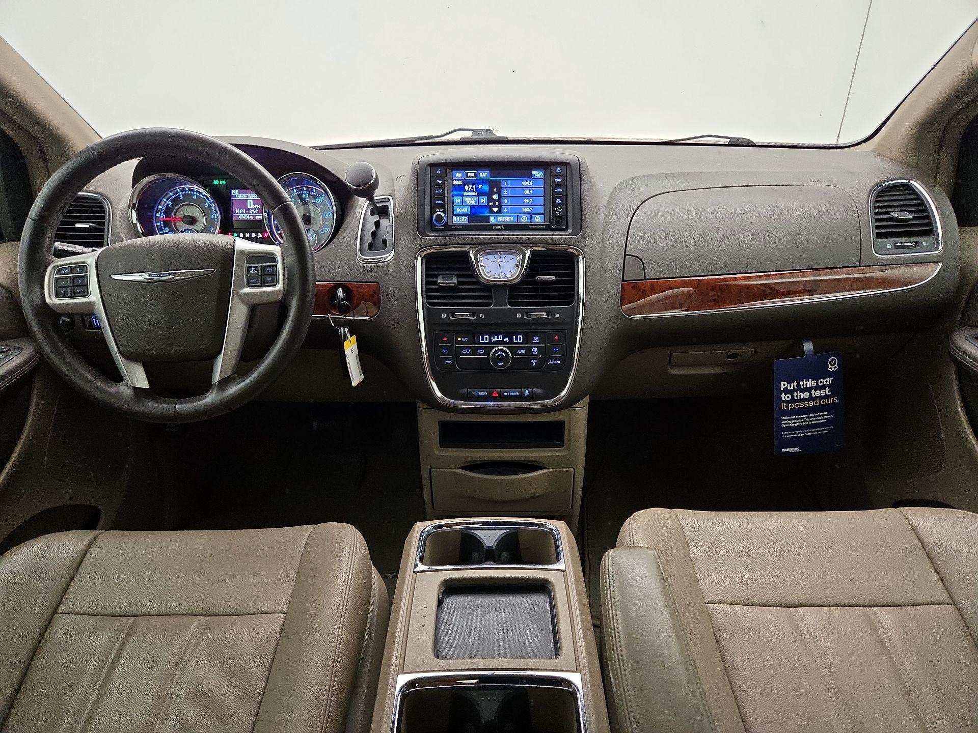 Thumbnail: 2014 Chrysler Town & Country - 9