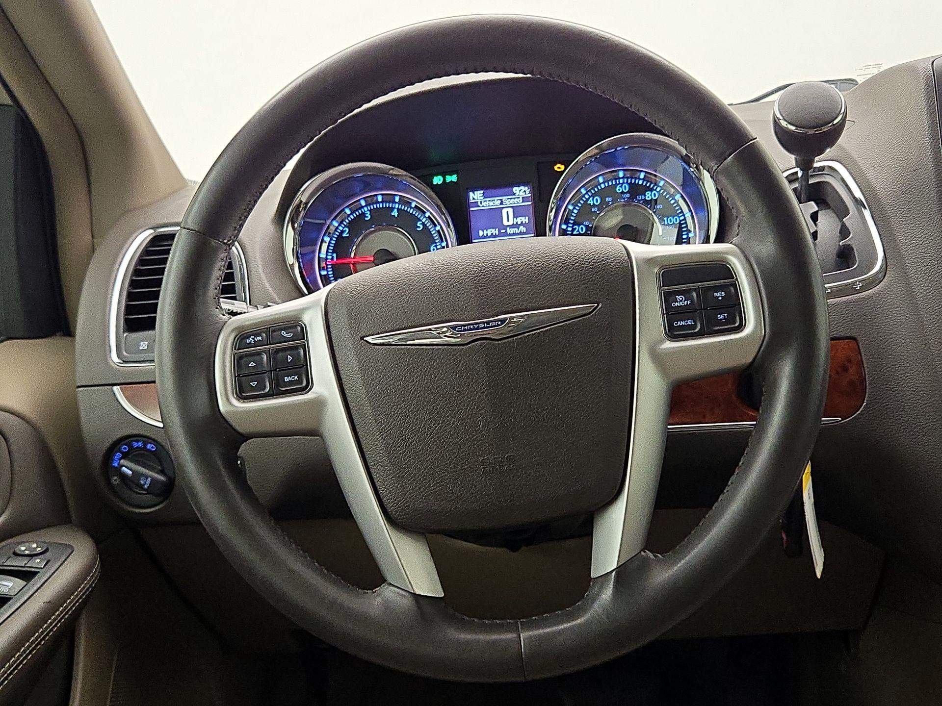 Thumbnail: 2014 Chrysler Town & Country - 10
