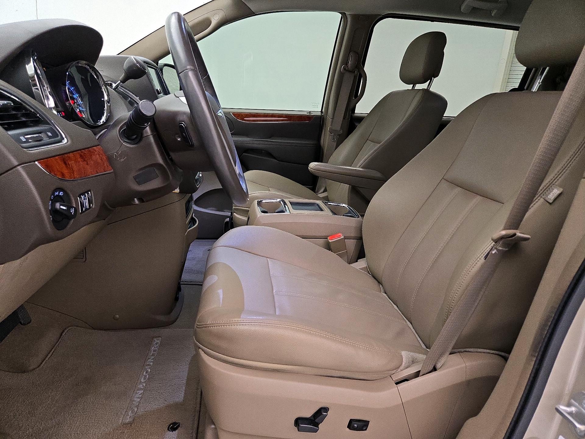 Thumbnail: 2014 Chrysler Town & Country - 11