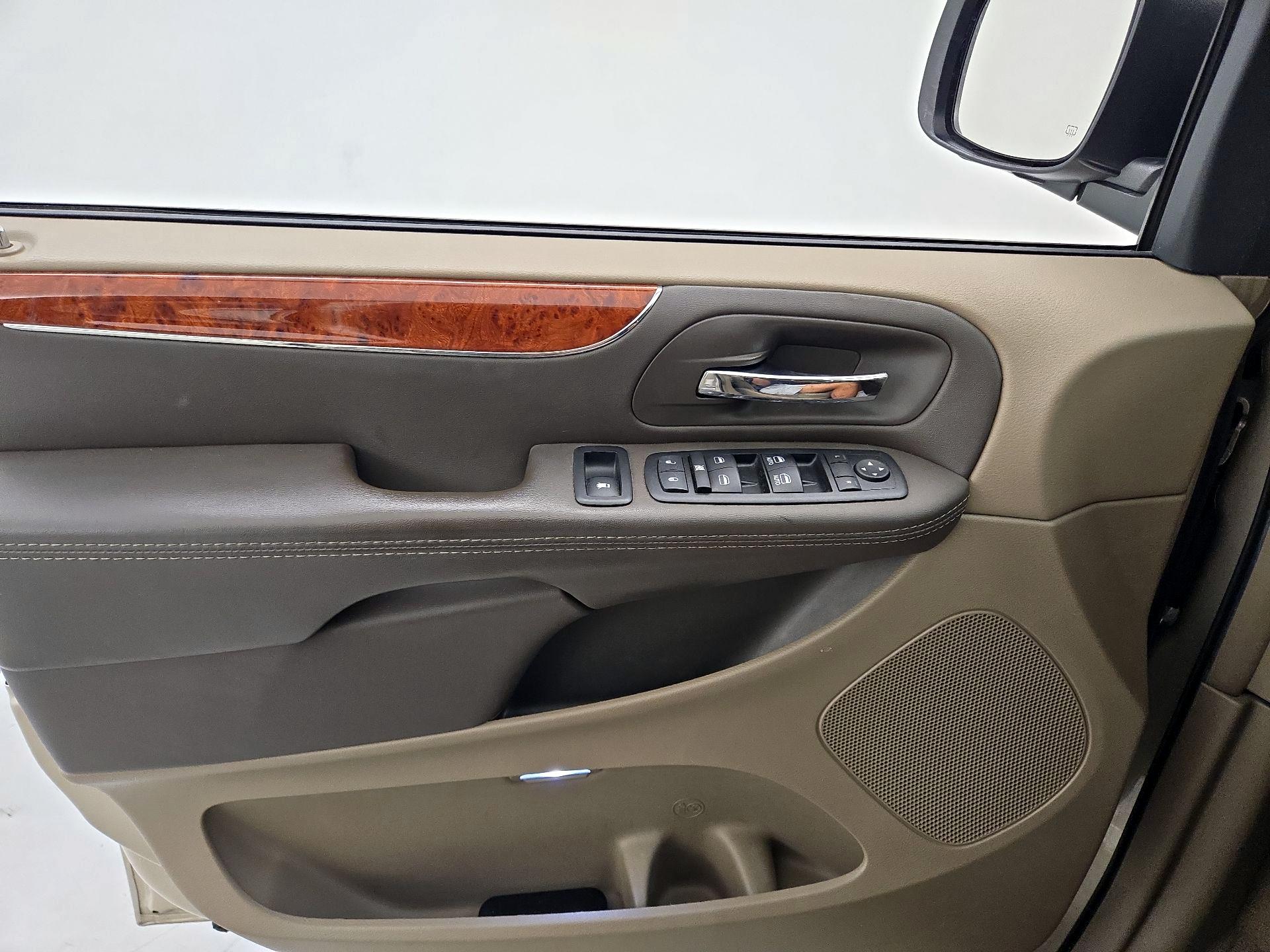 Thumbnail: 2014 Chrysler Town & Country - 12