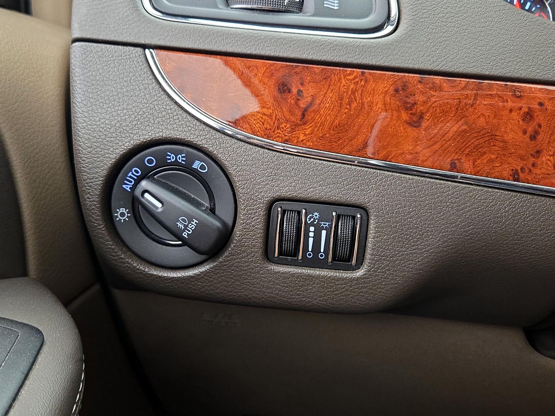 Thumbnail: 2014 Chrysler Town & Country - 13