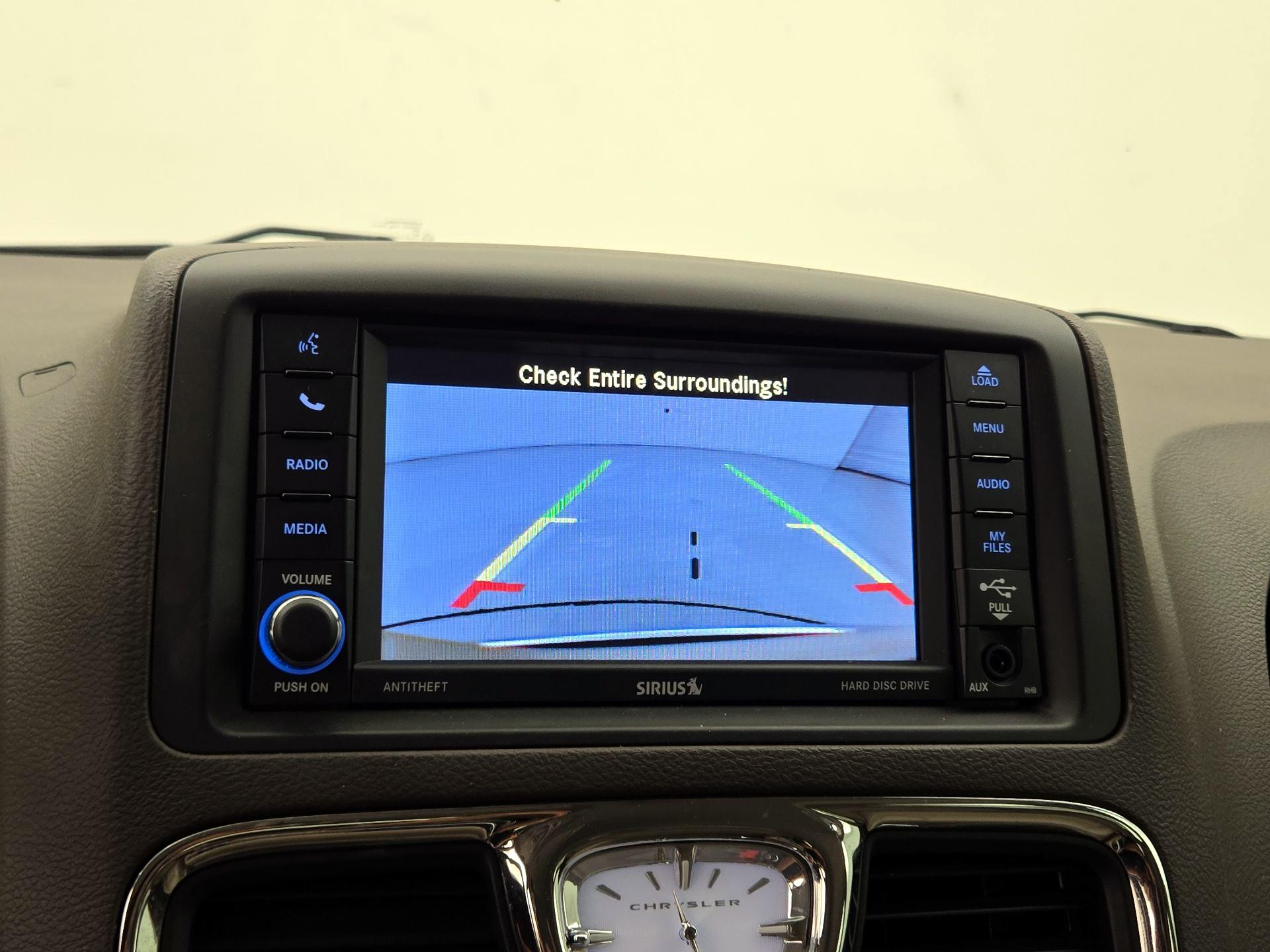 Thumbnail: 2014 Chrysler Town & Country - 14