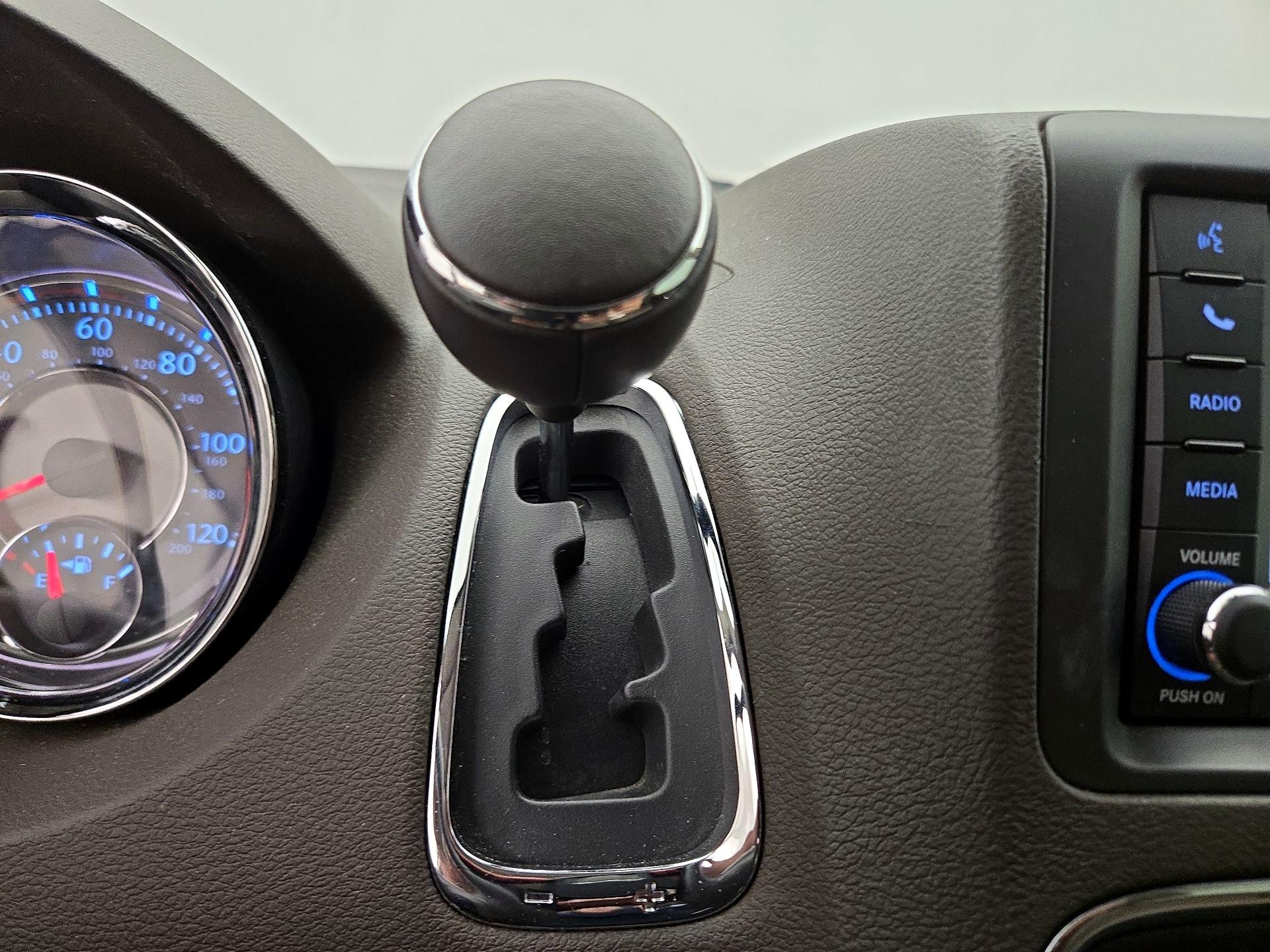 Thumbnail: 2014 Chrysler Town & Country - 17