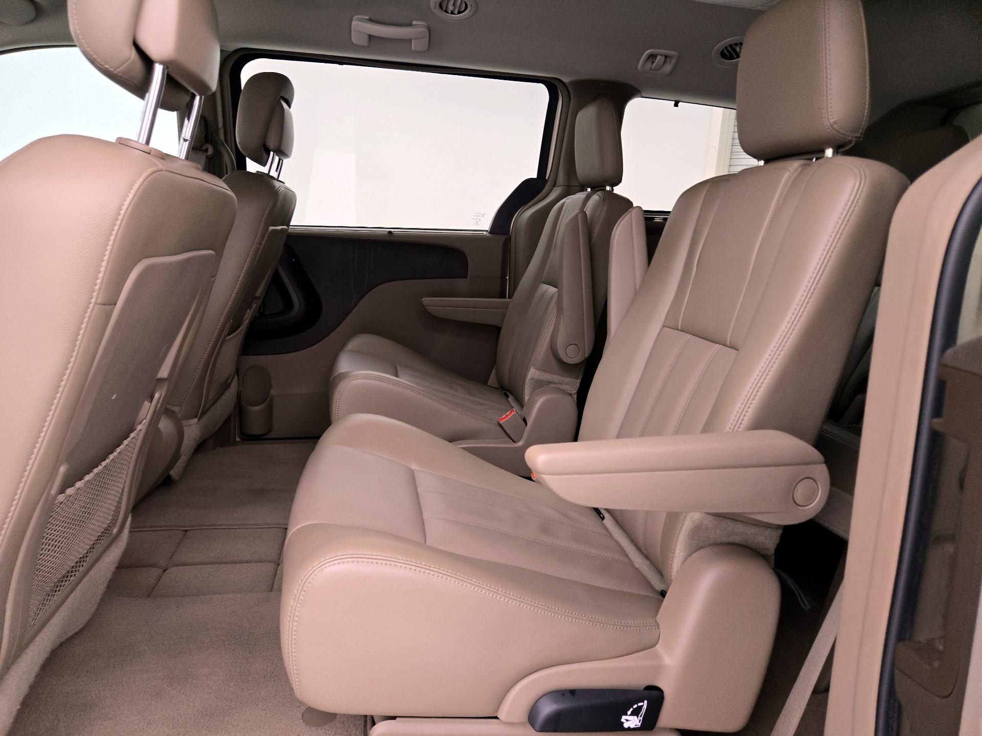 Thumbnail: 2014 Chrysler Town & Country - 19