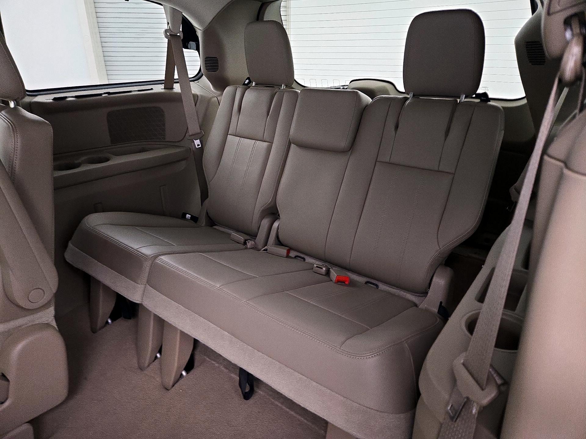 Thumbnail: 2014 Chrysler Town & Country - 20