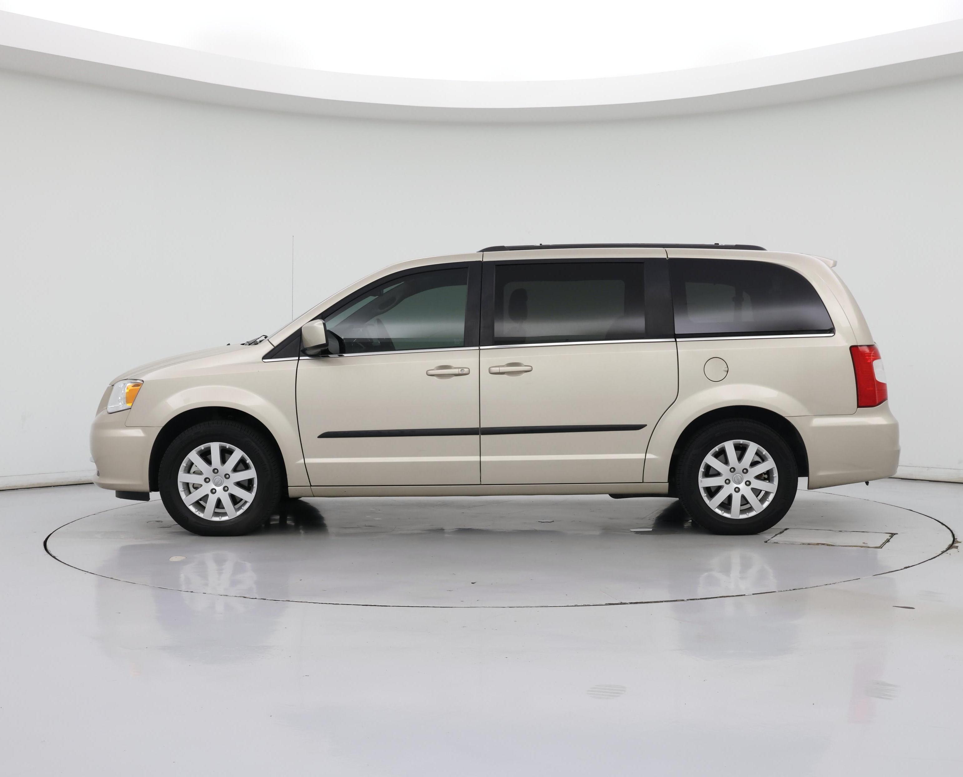 Thumbnail: 2014 Chrysler Town & Country - 3