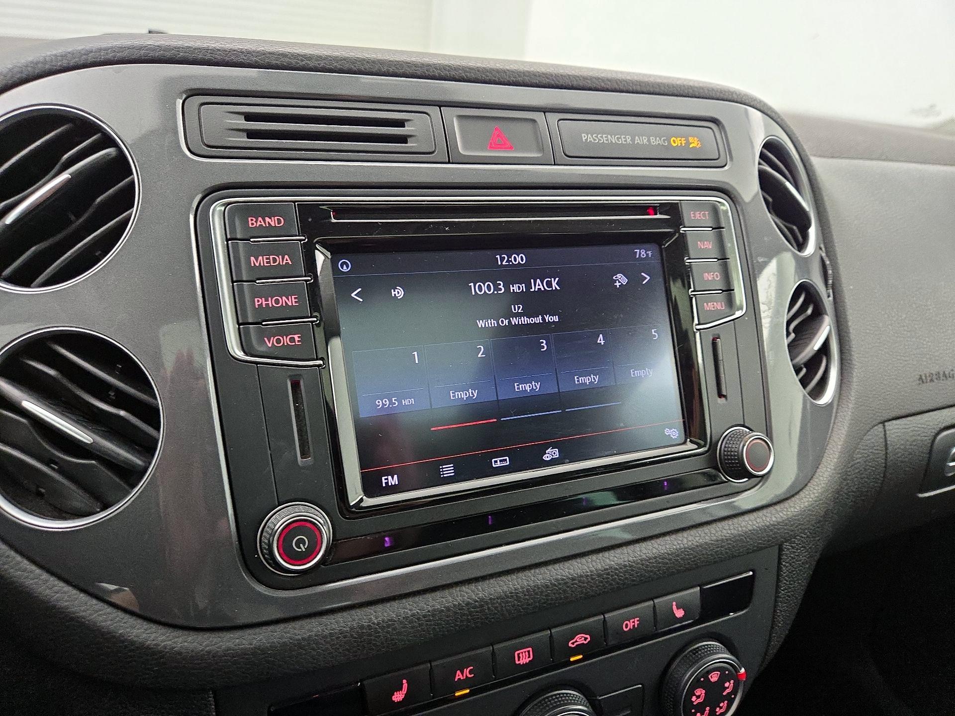 Thumbnail: 2016 Volkswagen Tiguan - 16