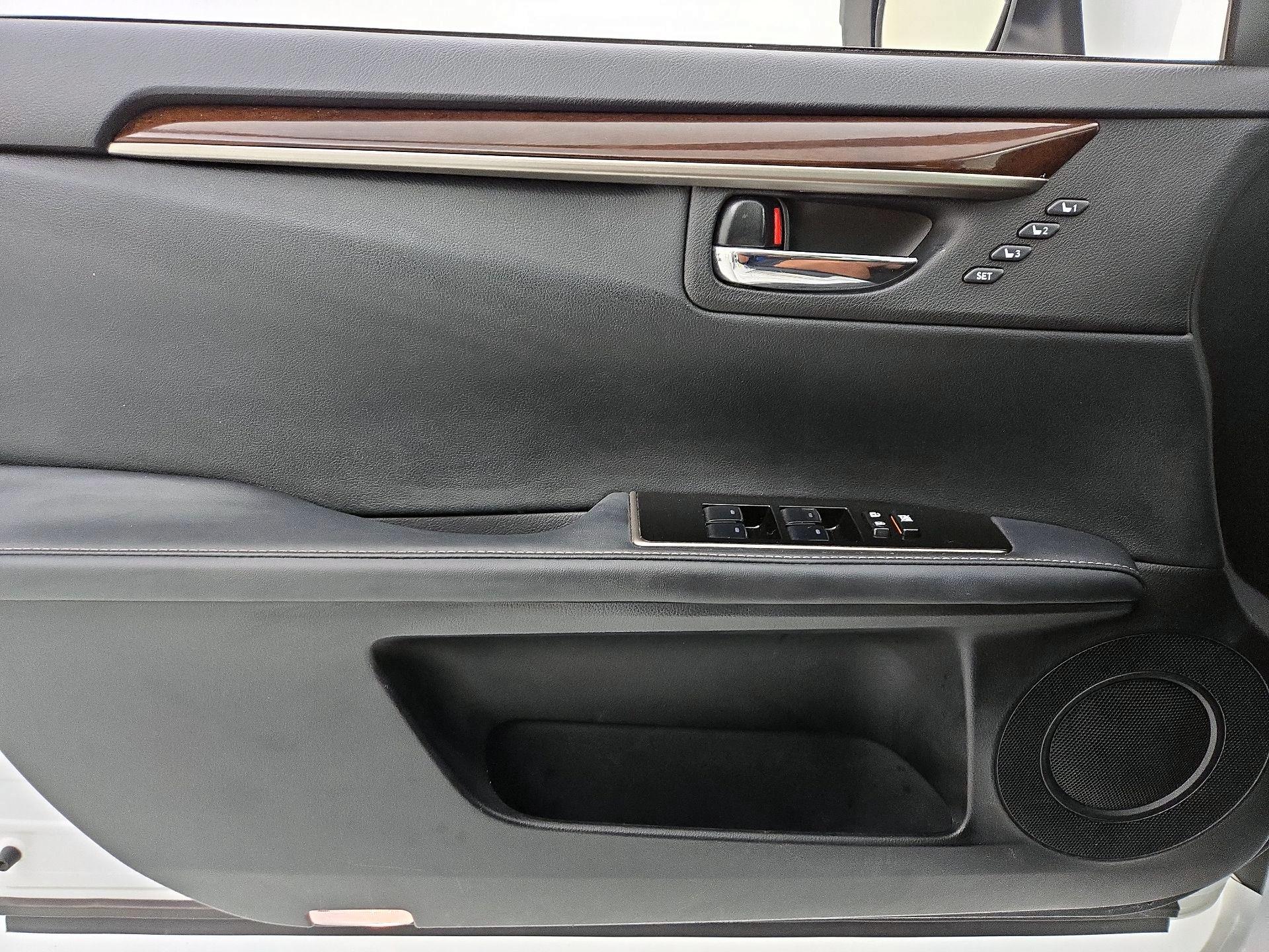 Thumbnail: 2017 Lexus ES - 12
