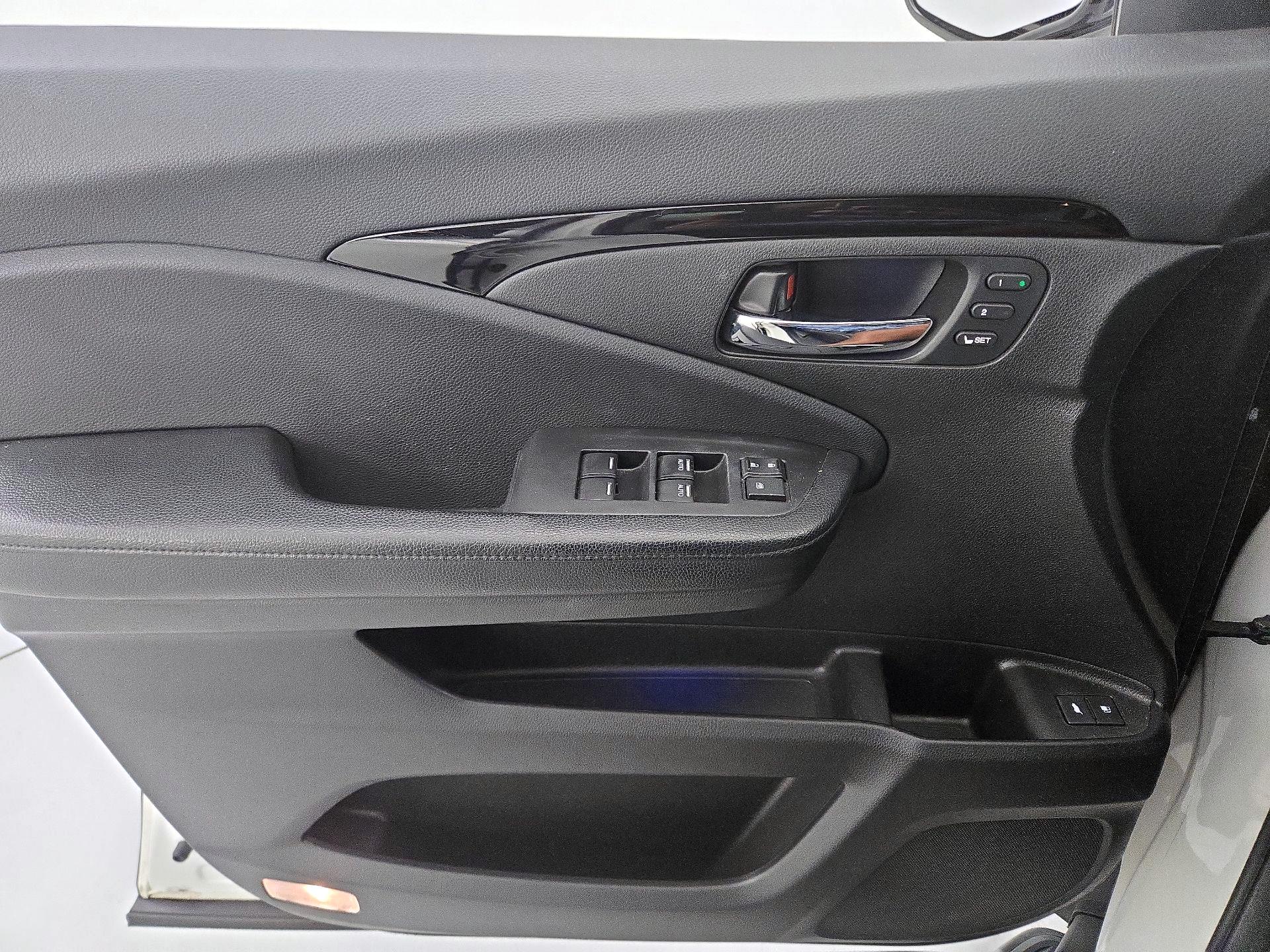 Thumbnail: 2017 Honda Pilot - 12
